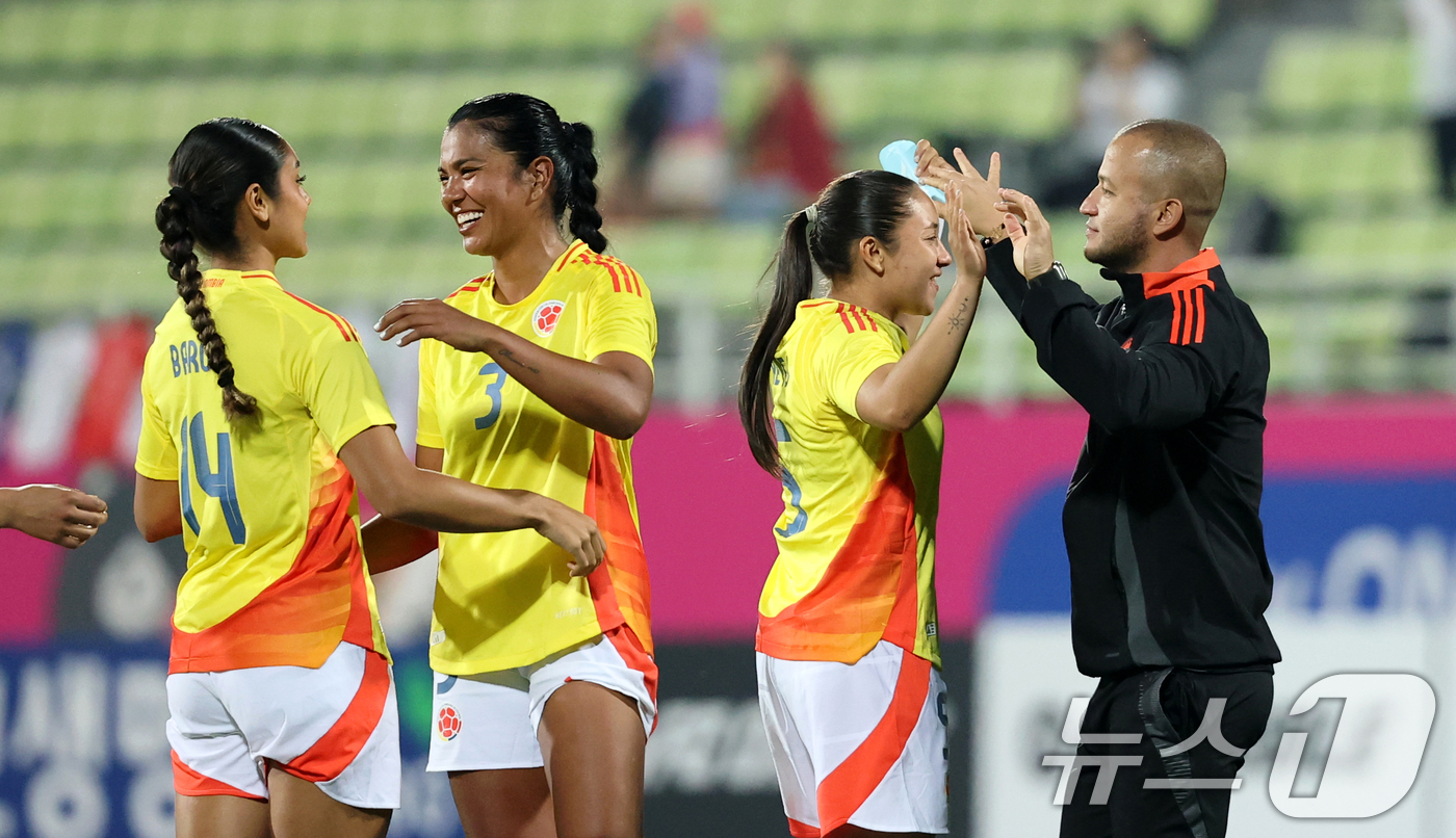 (인천=뉴스1) 이승배 기자 = 30일 오후 인천시 남동구 남동아시아드럭비경기장에서 열린 쿠팡플레이 초청 여자축구 국가대표팀 친선경기 대한민국과 콜롬비아의 경기에서 1대0으로 승리 …