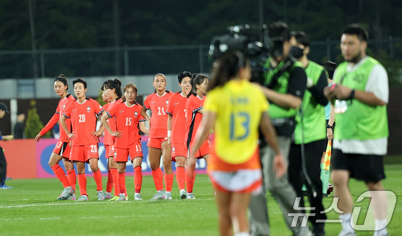 본문 이미지 - 30일 오후 인천시 남동구 남동아시아드럭비경기장에서 열린 쿠팡플레이 초청 여자축구 국가대표팀 친선경기 대한민국과 콜롬비아의 경기에서 1대0으로 패배한 대한민국 선수들이 아쉬워하고 있다. 2025.5.30/뉴스1 ⓒ News1 이승배 기자
