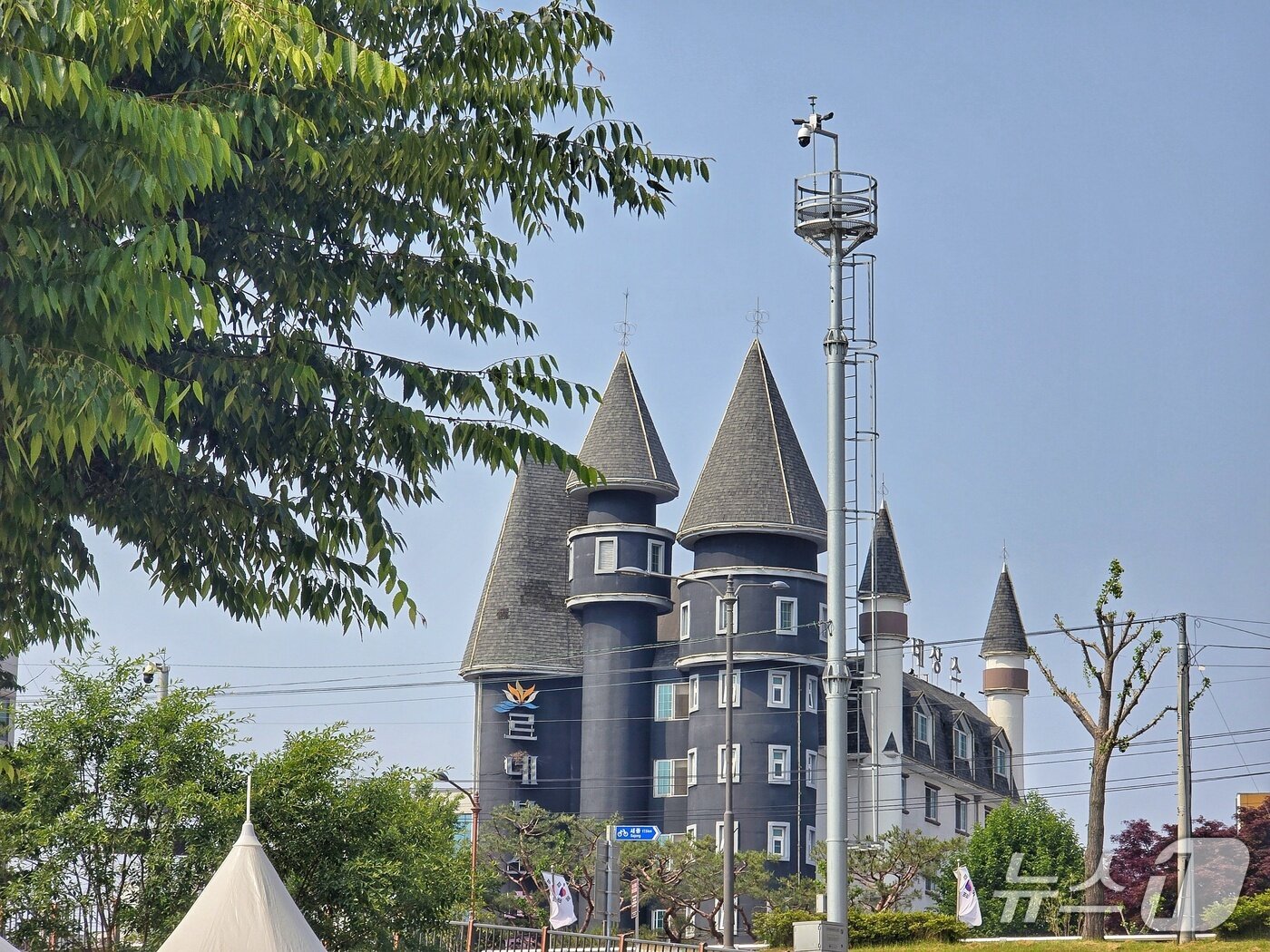 본문 이미지 - 지난달 29일 충남 공주 금강 신관공원 인근에 인공지능&#40;AI&#41; CCTV가 설치돼 있다. ⓒ 뉴스1 황덕현 기자