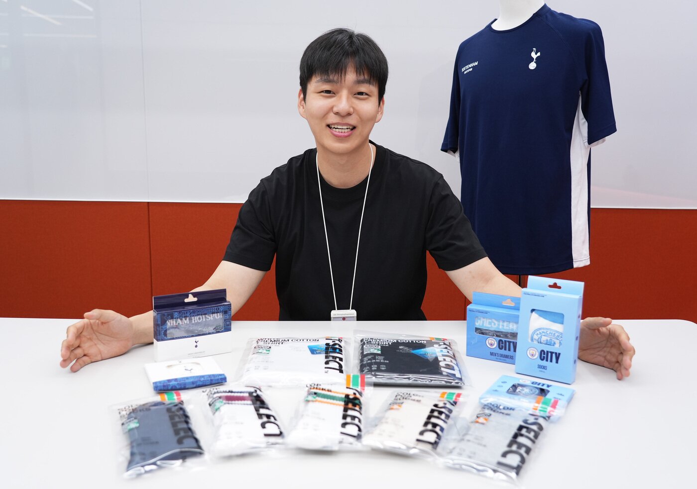 본문 이미지 - 이서훈 세븐일레븐 세븐콜렉트팀 패션 담당 MD가 의류 PB 상품을 소개하고 있다&#40;세븐일레븐 제공&#41;.