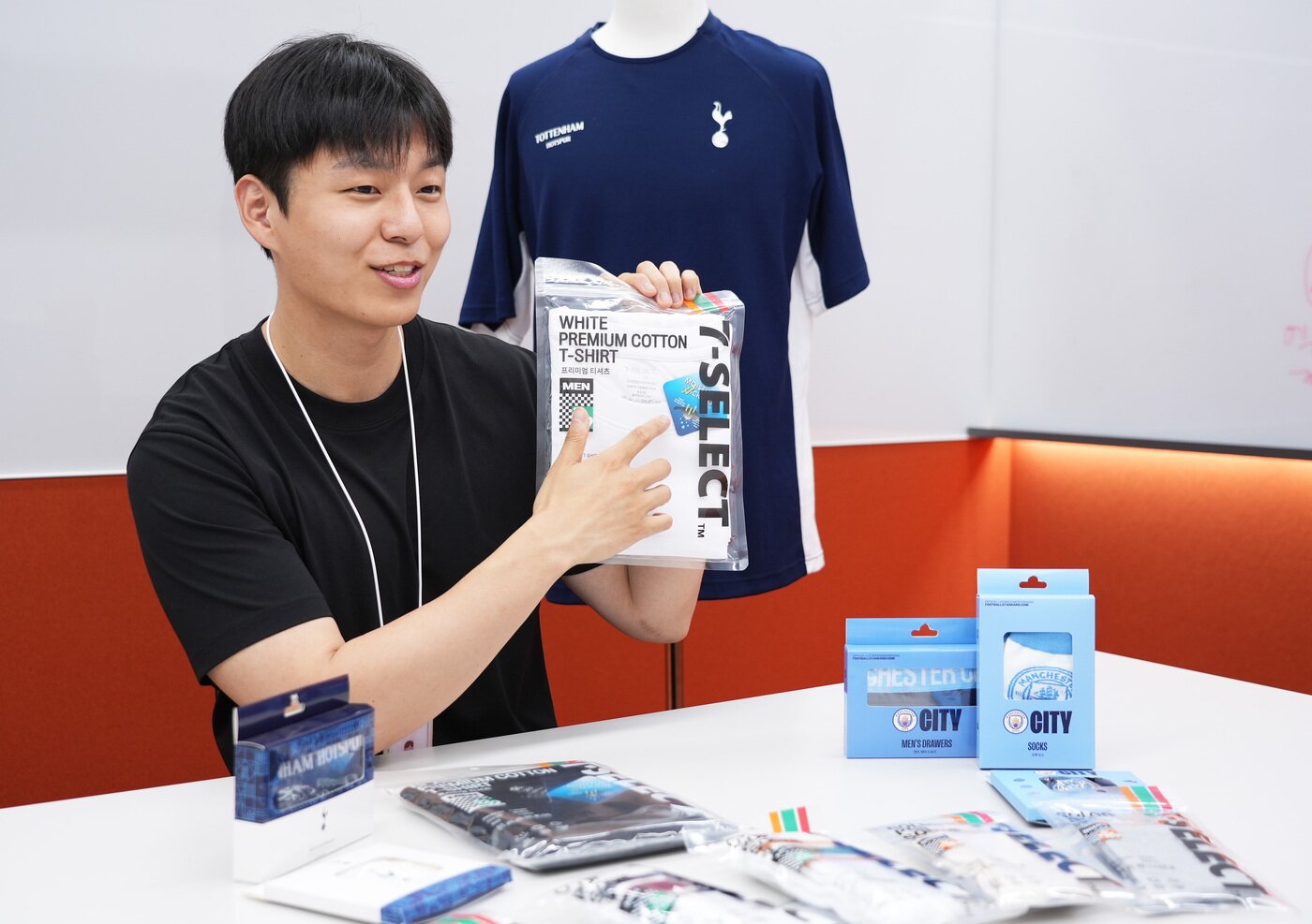 본문 이미지 - 이서훈 세븐일레븐 세븐콜렉트팀 패션 담당 MD가 의류 PB 상품을 소개하고 있다&#40;세븐일레븐 제공&#41;.