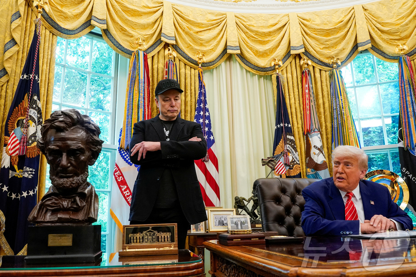 (워싱턴 로이터=뉴스1) 정지윤 기자 = 도널드 트럼프 미국 대통령과 일론 머스크 테슬라 최고경영자(CEO)가 미국 워싱턴DC 백악관의 오벌 오피스(대통령 집무실)에서 기자회견을 …