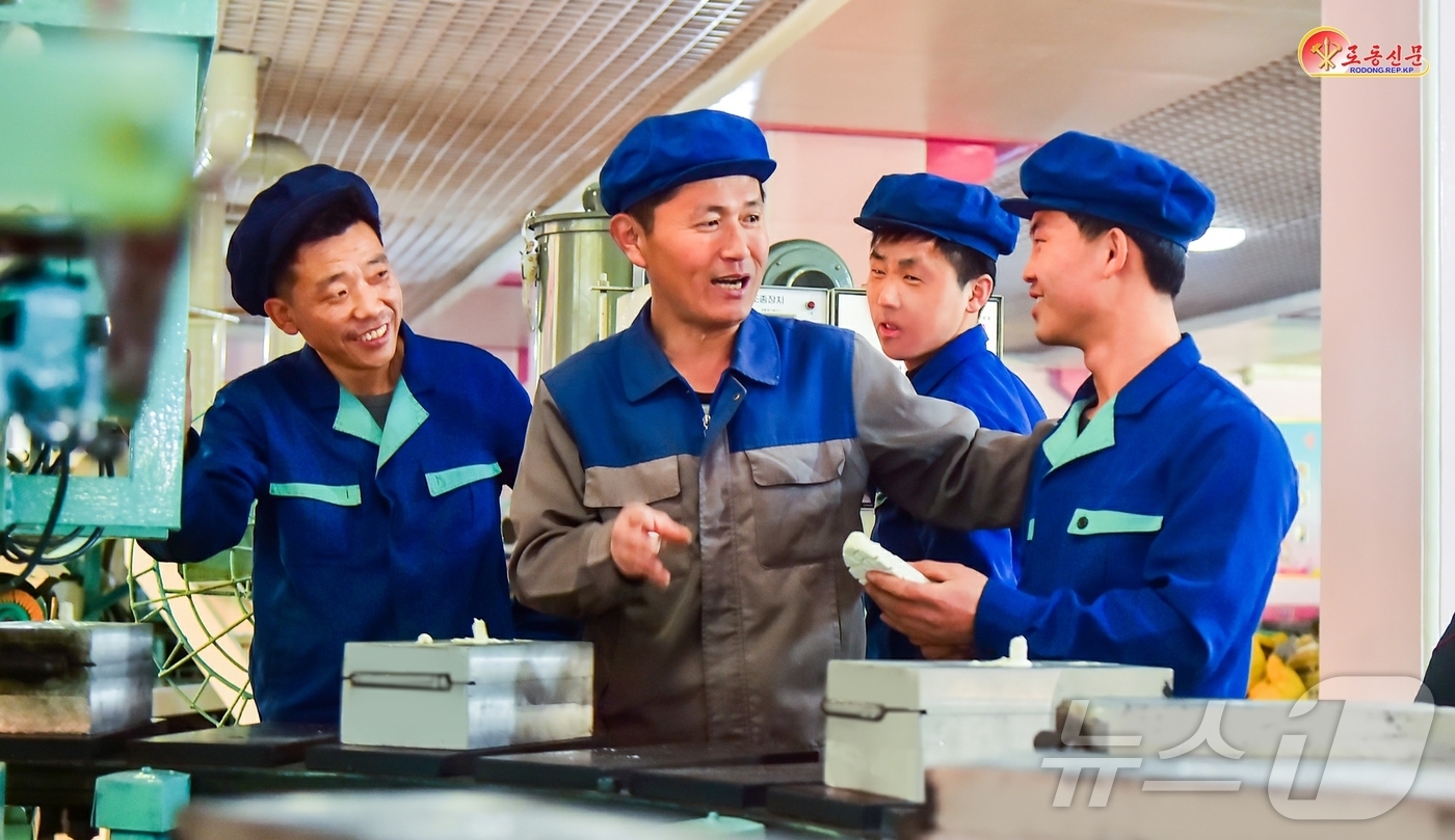 (평양 노동신문=뉴스1) = 북한 노동당 기관지 노동신문은 31일 "종업원들을 당 결정 관철로 일으켜야 한다"라면서 류원신발 공장을 조명했다. [국내에서만 사용가능. 재배포 금지. …