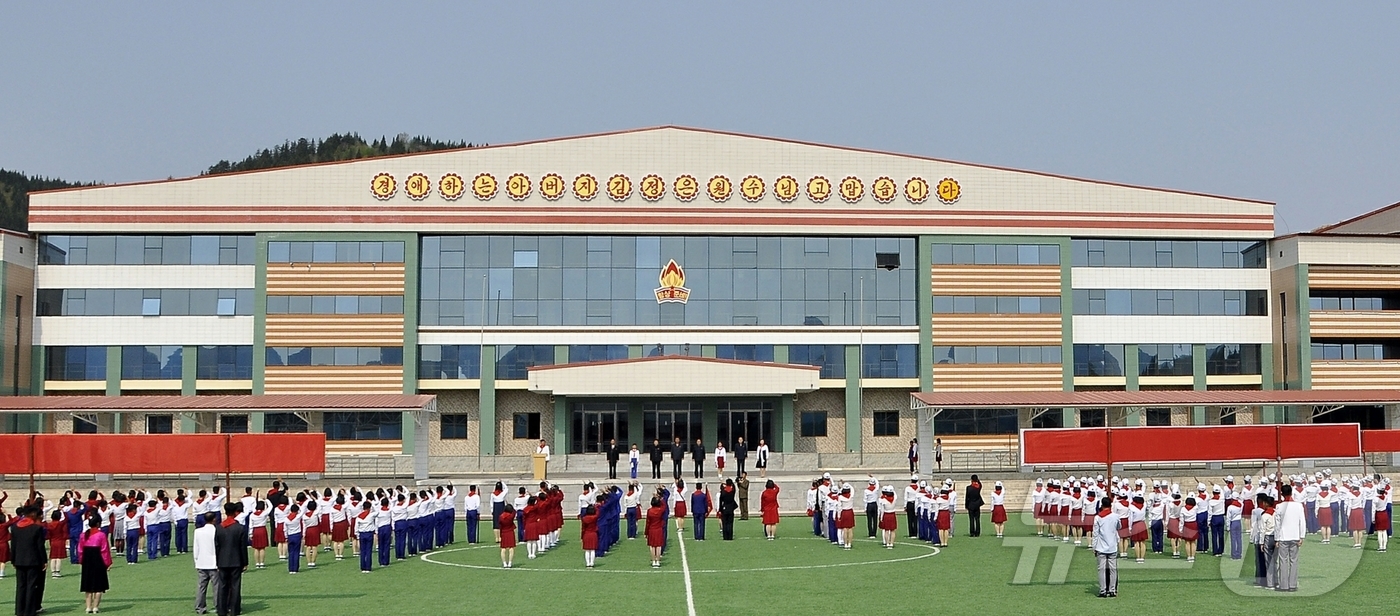 (평양 노동신문=뉴스1) = 북한 노동당 기관지 노동신문은 31일 "종합적인 과외생활 기지로 일떠선 삼지연소년단야영소에서 첫기 야영이 시작됐다"면서 "야영시작모임이 30일에 진행됐 …