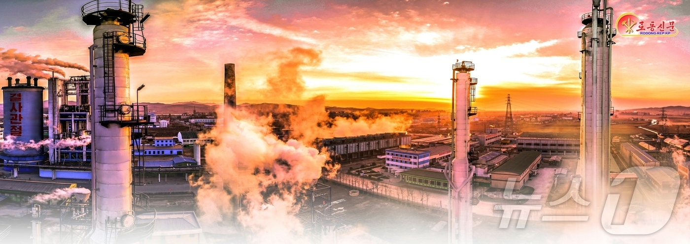 (평양 노동신문=뉴스1) = 북한 노동당 기관지 노동신문은 31일 남흥비료연합기업소가 "올해 4만톤 비료 증산을 궐기해 나가고 있다"면서 "지금 계획보다 2만5000여톤을 더 생산 …