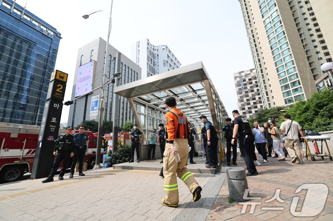 본문 이미지 - 31일 오전 방화로 추정되는 화재가 발생한 서울 지하철 5호선 마포역에서 경찰이 역사 출입을 통제하고 있다. 2025.5.31/뉴스1 ⓒ News1 오대일 기자