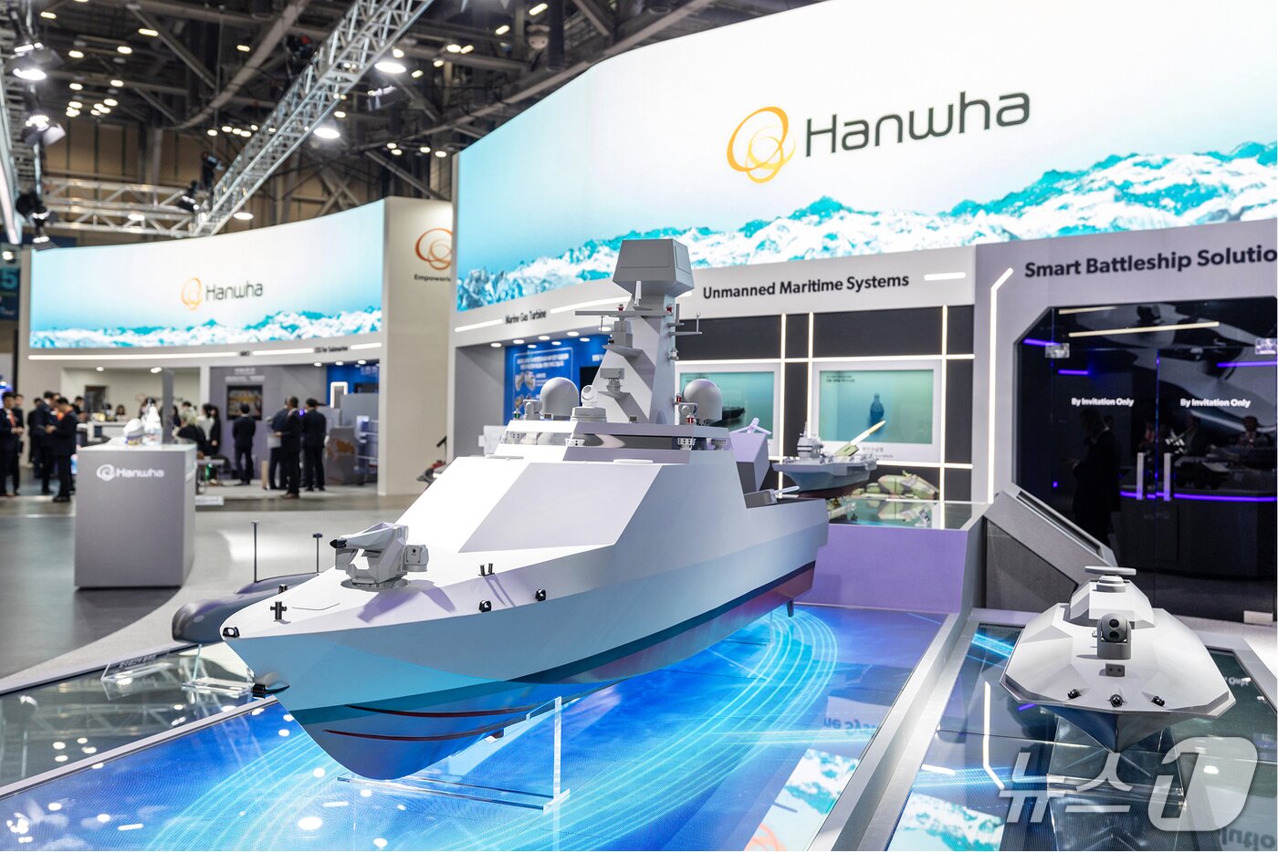 본문 이미지 - 한화시스템이 28일 부산 벡스코에서 개막한 제14회 국제해양방위산업전&#40;MADEX·마덱스&#41;에서 처음으로 공개한 전투용 무인수상정 모형의 모습&lt;자료사진&gt;&#40;한화시스템 제공&#41;. 2025.05.28.