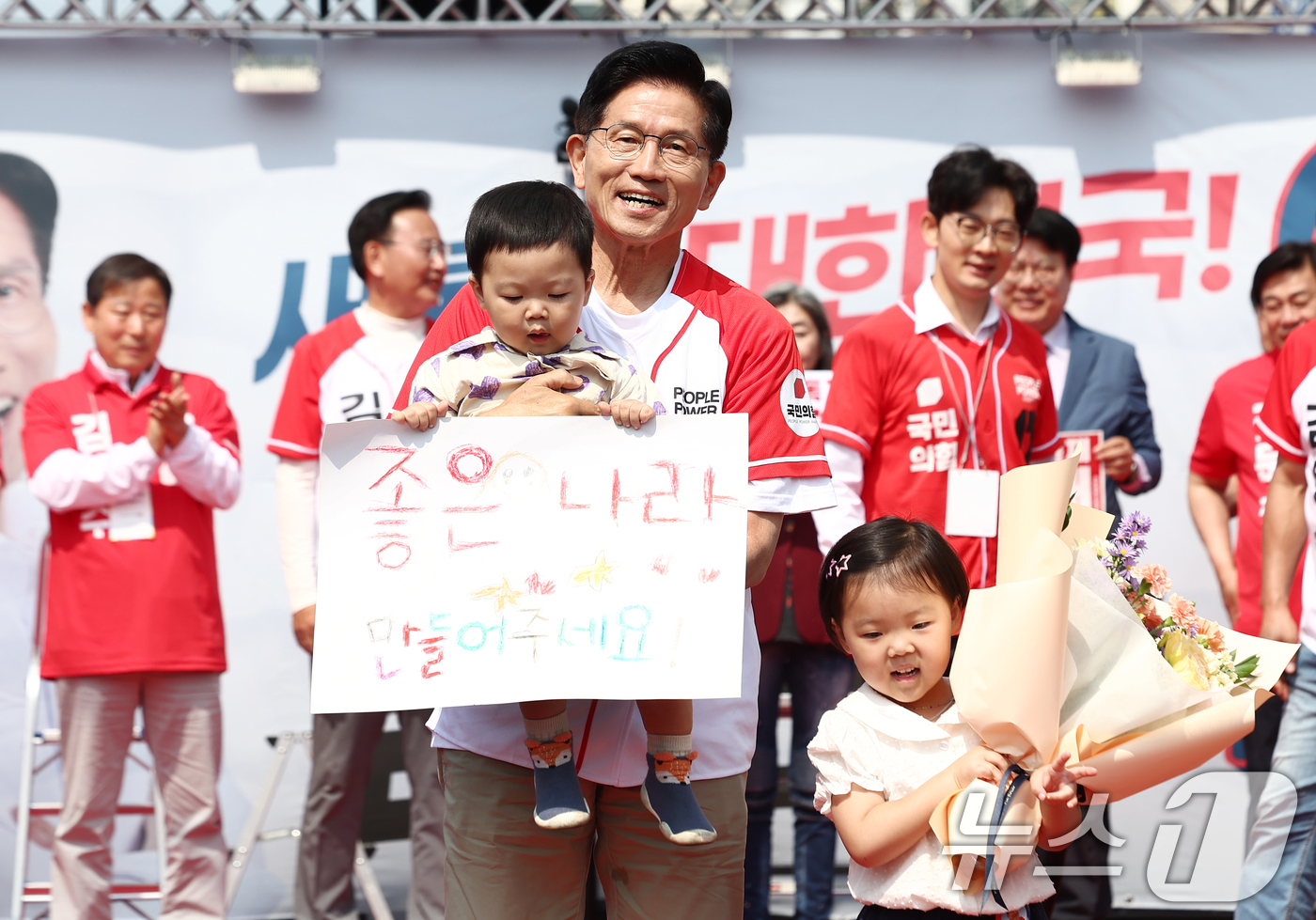 (홍천=뉴스1) 김민지 기자 = 김문수 국민의힘 대통령 후보가 31일 오전 강원 홍천군 꽃뫼공원에서 유세 중 어린이들과 사진을 찍고 있다. 2025.5.31/뉴스1