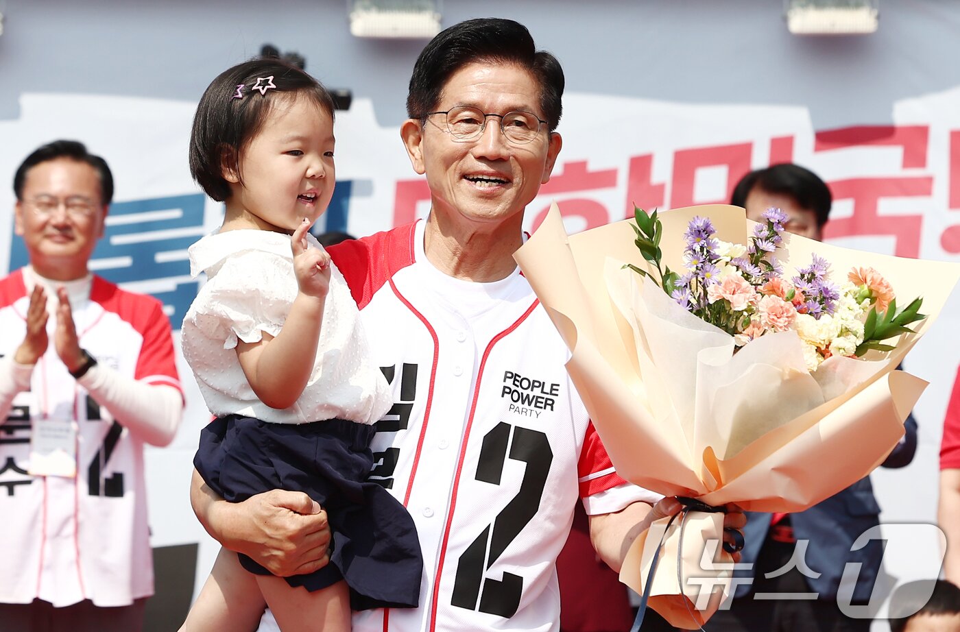 본문 이미지 - 김문수 국민의힘 대통령 후보가 31일 오전 강원 홍천군 꽃뫼공원에서 유세 중 어린이들과 사진을 찍고 있다. 2025.5.31/뉴스1 ⓒ News1 김민지 기자