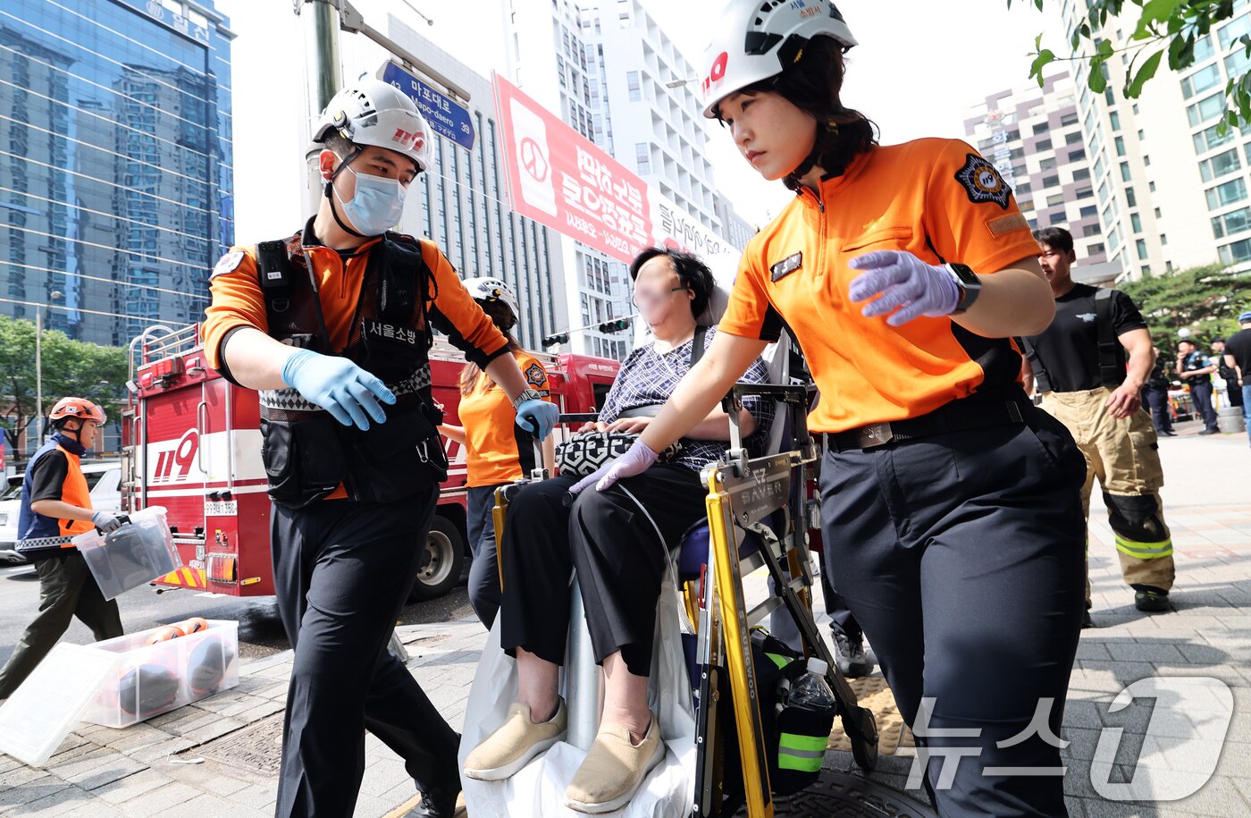 본문 이미지 - 31일 오전 방화로 추정되는 화재가 발생한 서울 지하철 5호선 마포역에서 구급대원들이 환자를 긴급 이송하고 있다. 2025.5.31/뉴스1 ⓒ News1 오대일 기자
