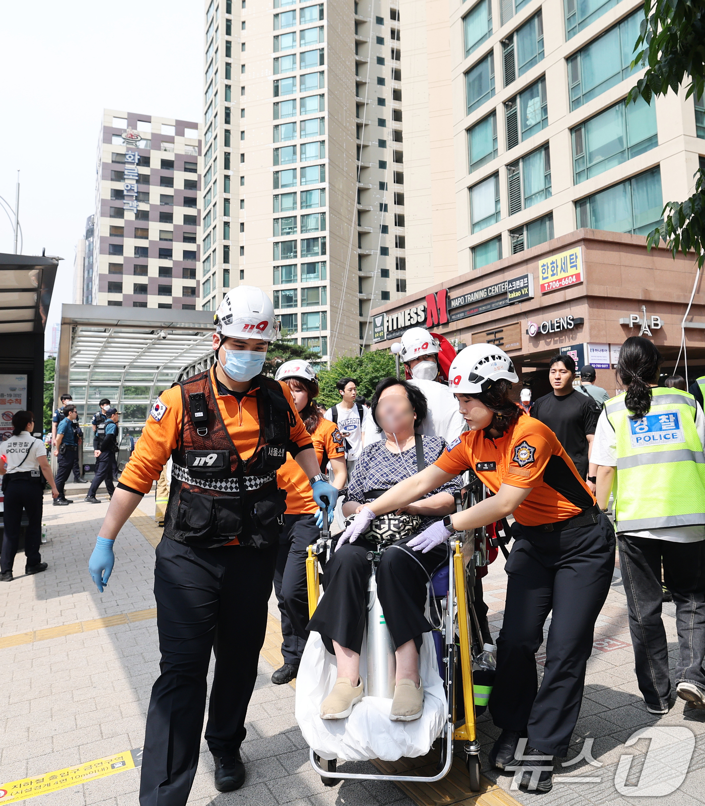 (서울=뉴스1) 오대일 기자 = 31일 오전 방화로 추정되는 화재가 발생한 서울 지하철 5호선 마포역에서 구급대원들이 환자를 긴급 이송하고 있다. 소방 당국과 서울교통공사에 따르면 …