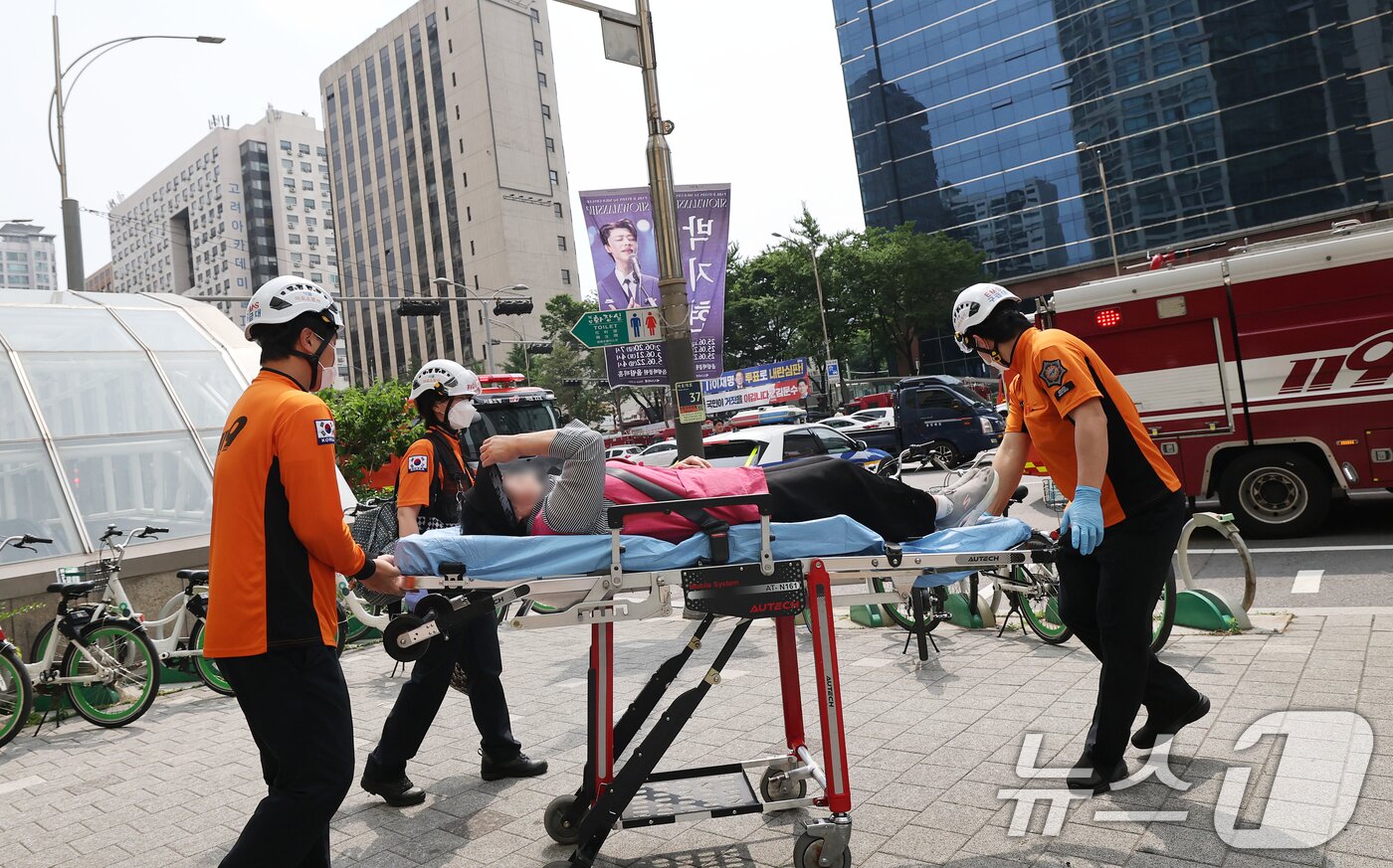 본문 이미지 - 31일 오전 방화로 추정되는 화재가 발생한 서울 지하철 5호선 마포역에서 구급대원들이 환자를 긴급 이송하고 있다.  2025.5.31/뉴스1 ⓒ News1 오대일 기자