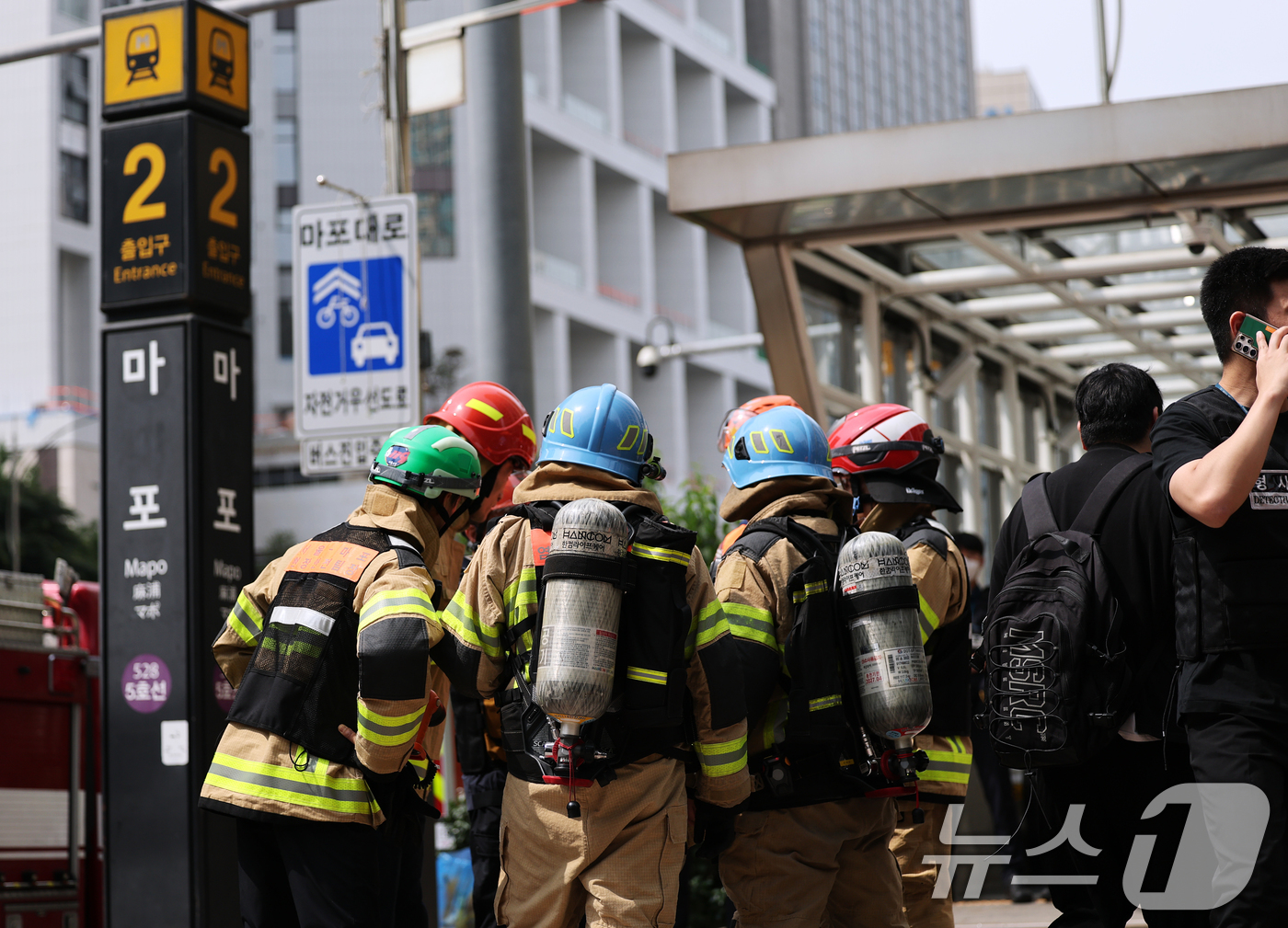 (서울=뉴스1) 오대일 기자 = 31일 오전 방화로 추정되는 화재가 발생한 서울 지하철 5호선 마포역 앞에서 소방대원들이 대기하고 있다. 소방 당국과 서울교통공사에 따르면 31일 …