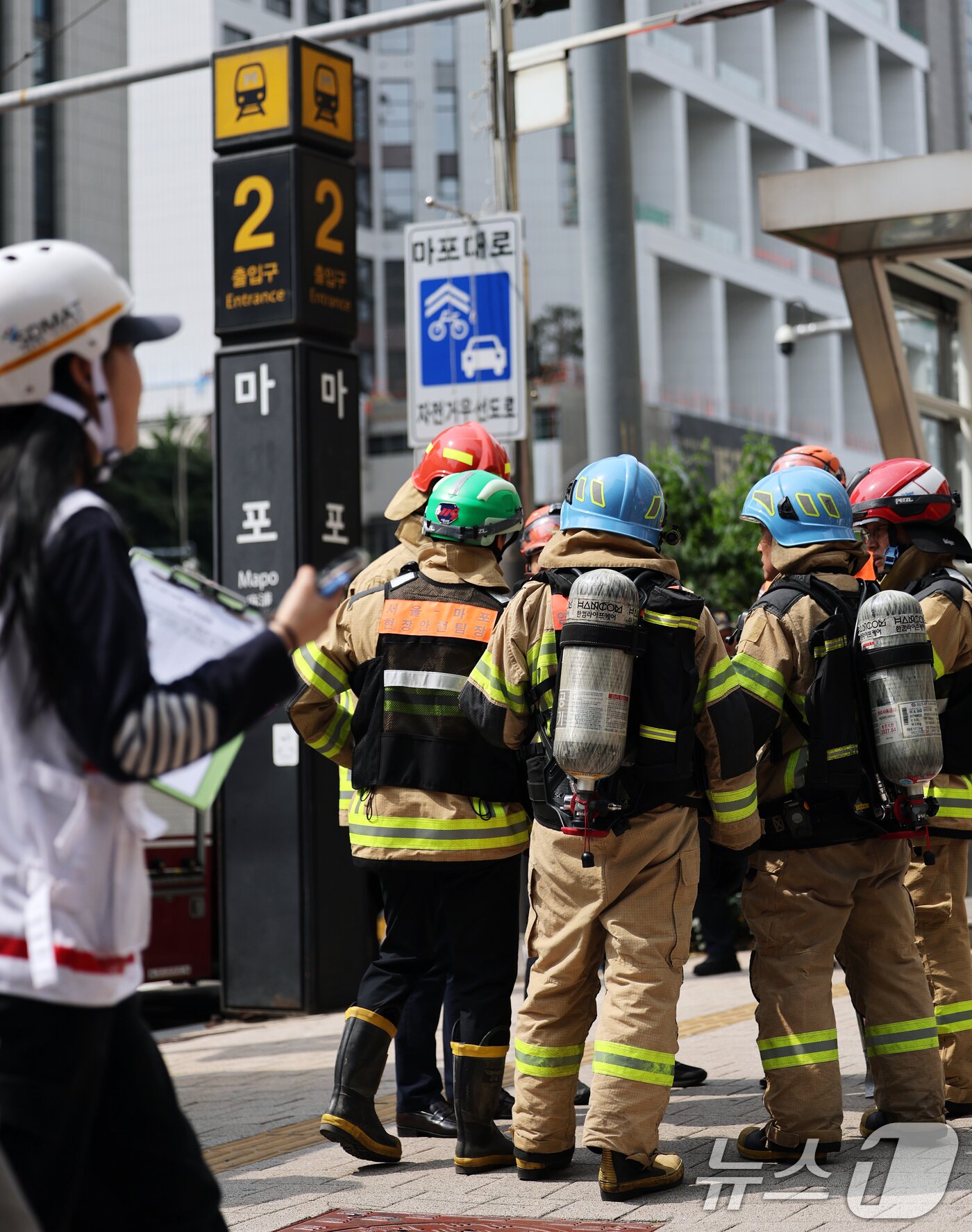 본문 이미지 - 31일 오전 방화로 추정되는 화재가 발생한 서울 지하철 5호선 마포역 앞에서 소방대원들이 대기하고 있다. 2025.5.31/뉴스1 ⓒ News1 오대일 기자