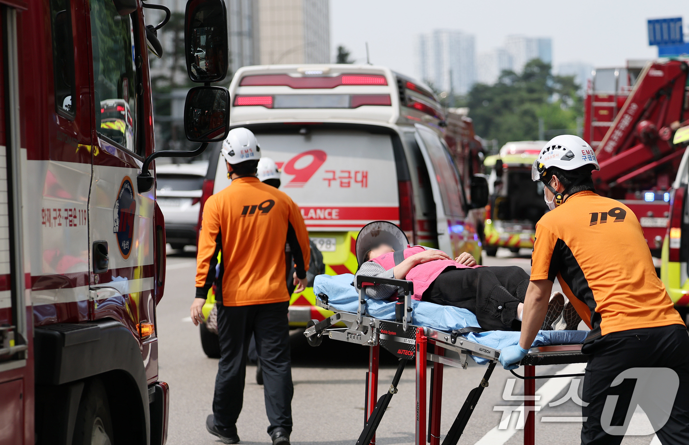 (서울=뉴스1) 오대일 기자 = 31일 오전 방화로 추정되는 화재가 발생한 서울 지하철 5호선 마포역에서 구급대원들이 환자를 긴급 이송하고 있다. 소방 당국과 서울교통공사에 따르면 …