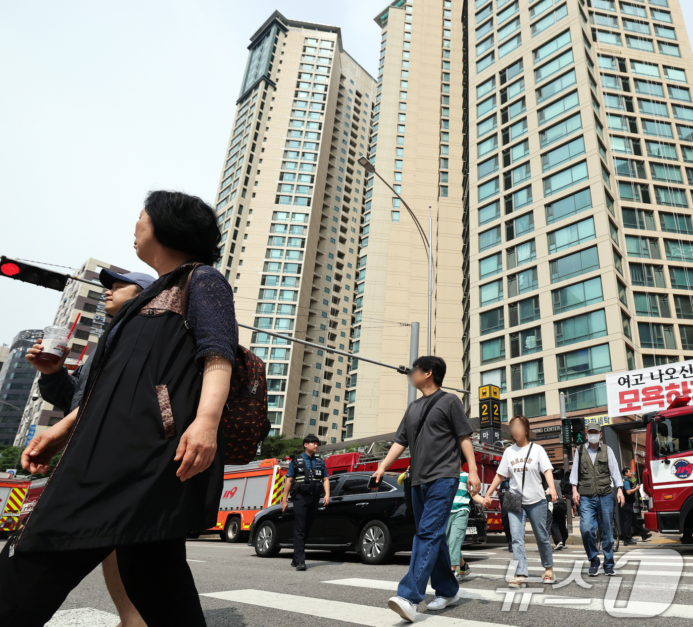 (서울=뉴스1) 오대일 기자 = 31일 오전 방화로 추정되는 화재가 발생한 서울 지하철 5호선 마포역이 출입 통제되고 있다. 소방 당국과 서울교통공사에 따르면 31일 오전 8시 4 …