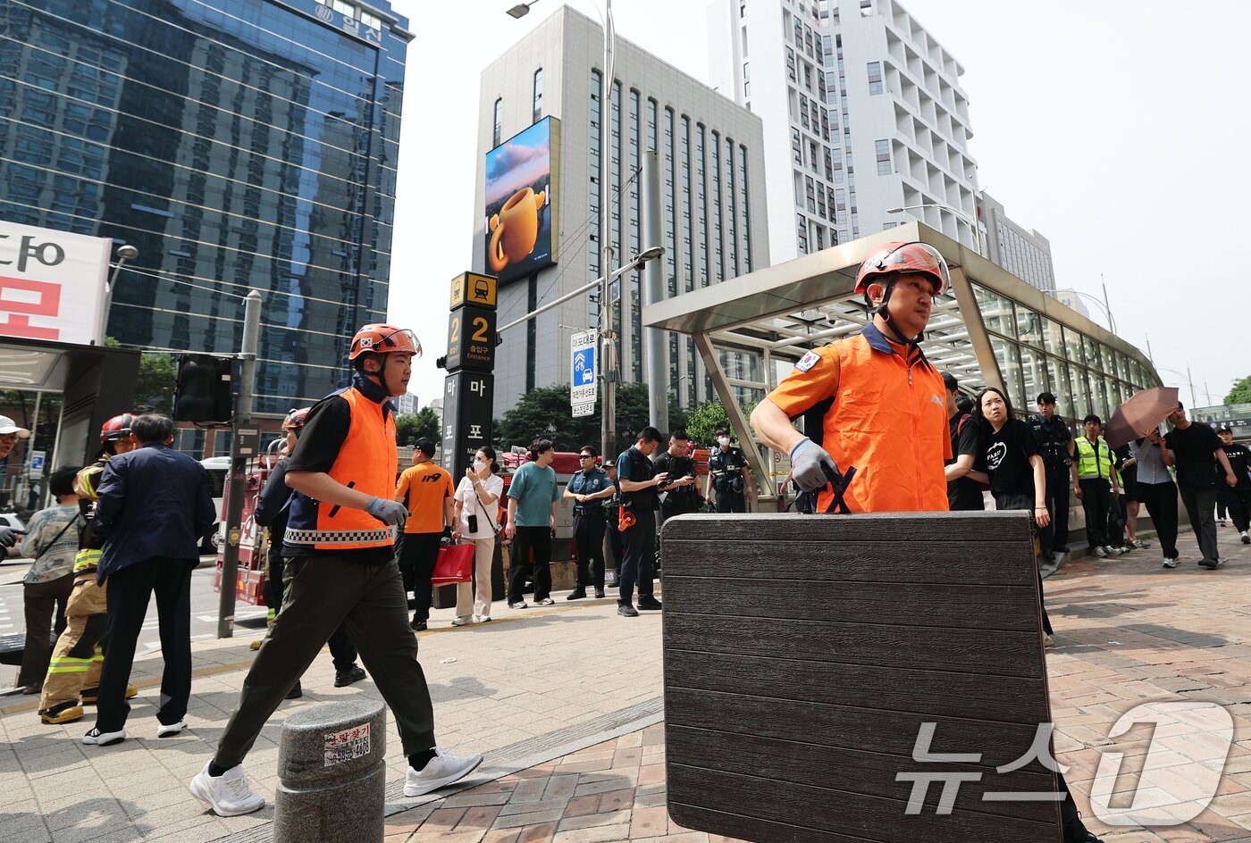 본문 이미지 - 31일 오전 방화로 추정되는 화재가 발생한 서울 지하철 5호선 마포역이 출입 통제되고 있다.  2025.5.31/뉴스1 ⓒ News1 오대일 기자