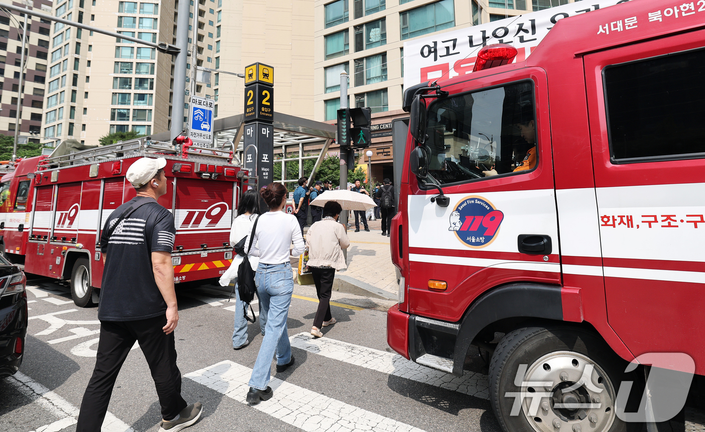 (서울=뉴스1) 오대일 기자 = 31일 오전 방화로 추정되는 화재가 발생한 서울 지하철 5호선 마포역이 출입 통제되고 있다. 소방 당국과 서울교통공사에 따르면 31일 오전 8시 4 …