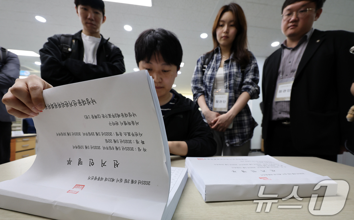 (서울=뉴스1) 이동해 기자 = 31일 오전 서울 관악구 낙성대동 주민센터에서 선관위 관계자와 공정선거 참관단이 출력된 제21대 대통령선거 선거인명부를 열람하고 있다. 2025.5 …