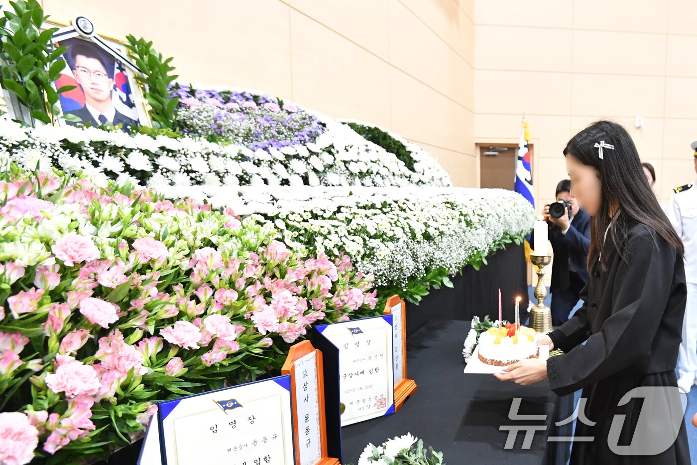 본문 이미지 - 31일 오전 경북 포항시 남구 해군항공사령부 내 금익관에 마련된 해상초계기 추락 순직자 합동분향소에서 고 강신원 상사의 여동생이 오빠 영정에 생일 케이크를 올리고 있다. 고 강 상사는 오늘이 음력 생일이다. 2025.5.31/뉴스1 ⓒ News1 최창호 기자