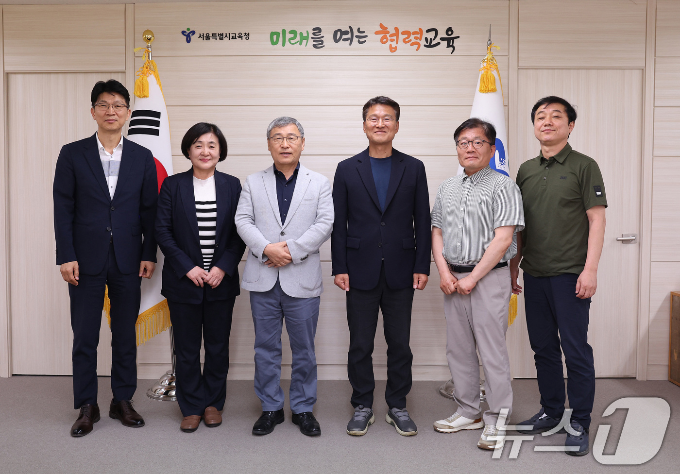 (서울=뉴스1) = 정근식 서울시교육감이 30일 오후 서울 종로구 서울시교육청에서 이태만 화원중학교 교사 등 1980년대 말 시국사건 관련 임용 제외 피해 교원들과 면담 후 기념촬 …