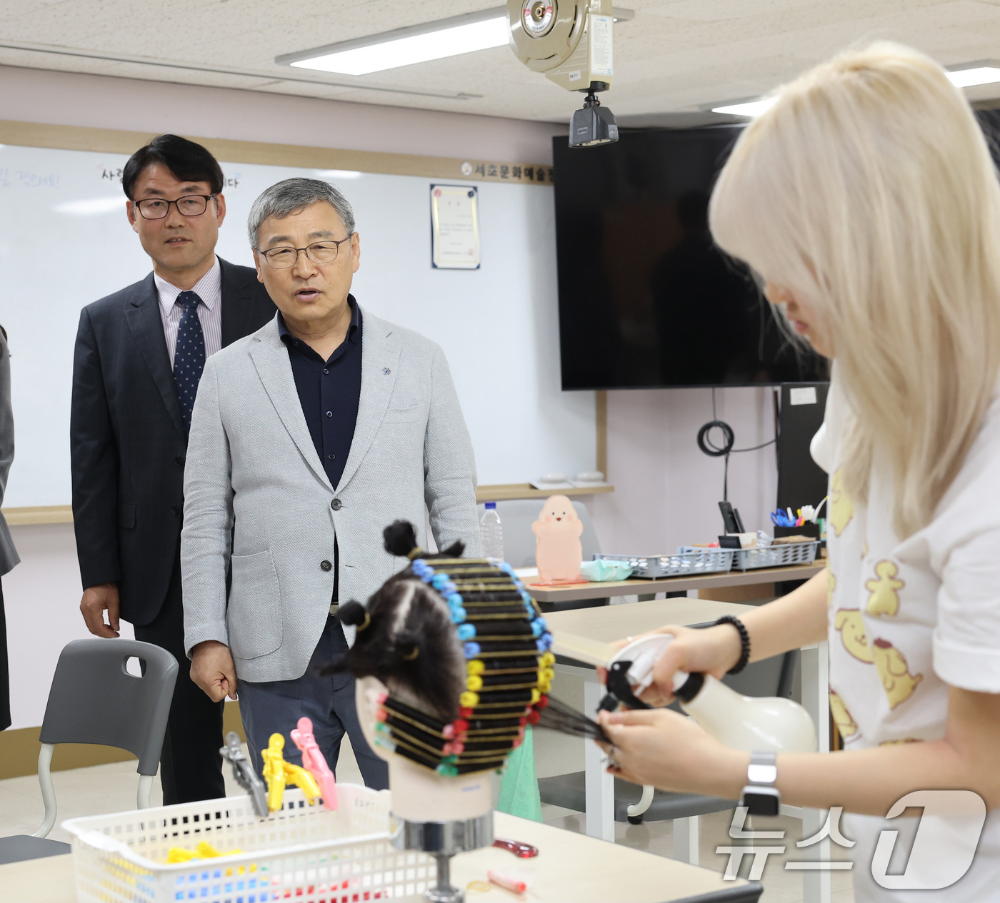 (서울=뉴스1) = 정근식 서울시교육감이 30일 오후 직업교육을 희망하는 일반고 3학년 학생 대상 1년 과정으로 운영 중인 서울 서초구 서초문화예술정보학교를 방문해 직업교육 현황을 …