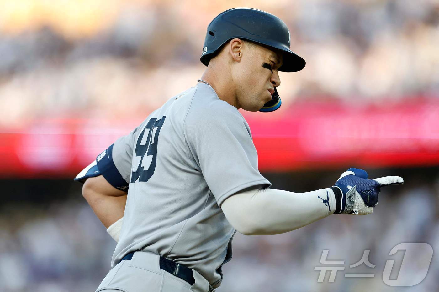 본문 이미지 - 뉴욕 양키스 애런 저지가 31일(한국시간) 열린 2025 메이저리그 LA 다저스전에서 1회초 선제 솔로포를 터뜨렸다. ⓒ AFP=뉴스1