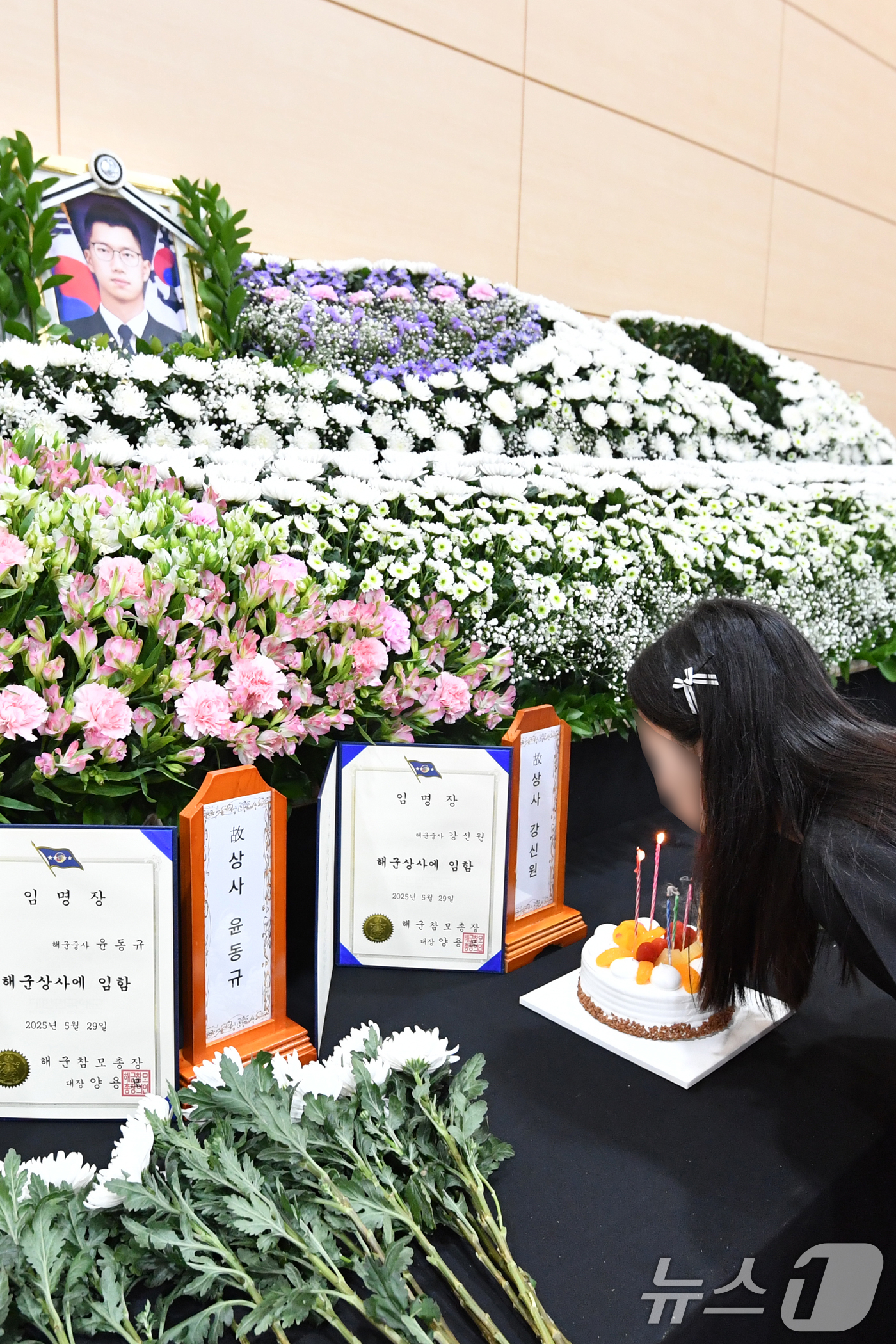 (포항=뉴스1) 최창호 기자 = 31일 오전 경북 포항시 남구 해군항공사령부 내 금익관에 마련된 해상초계기 추락 순직자 합동분향소에서 고 강신원 상사의 여동생이 오빠 영정에 생일 …