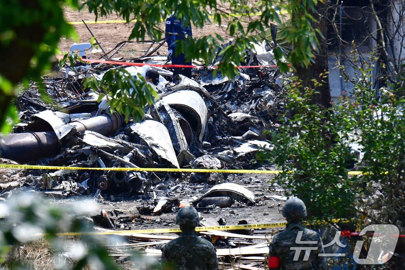 본문 이미지 - 해군 해상초계기 추락 사고 사흘째인 31일 오전 경북 포항시 남구 동해면 추락 현장에서 군 관계자들이 현장 조사를 진행하고 있다. 2025.5.31/뉴스1 ⓒ News1 최창호 기자