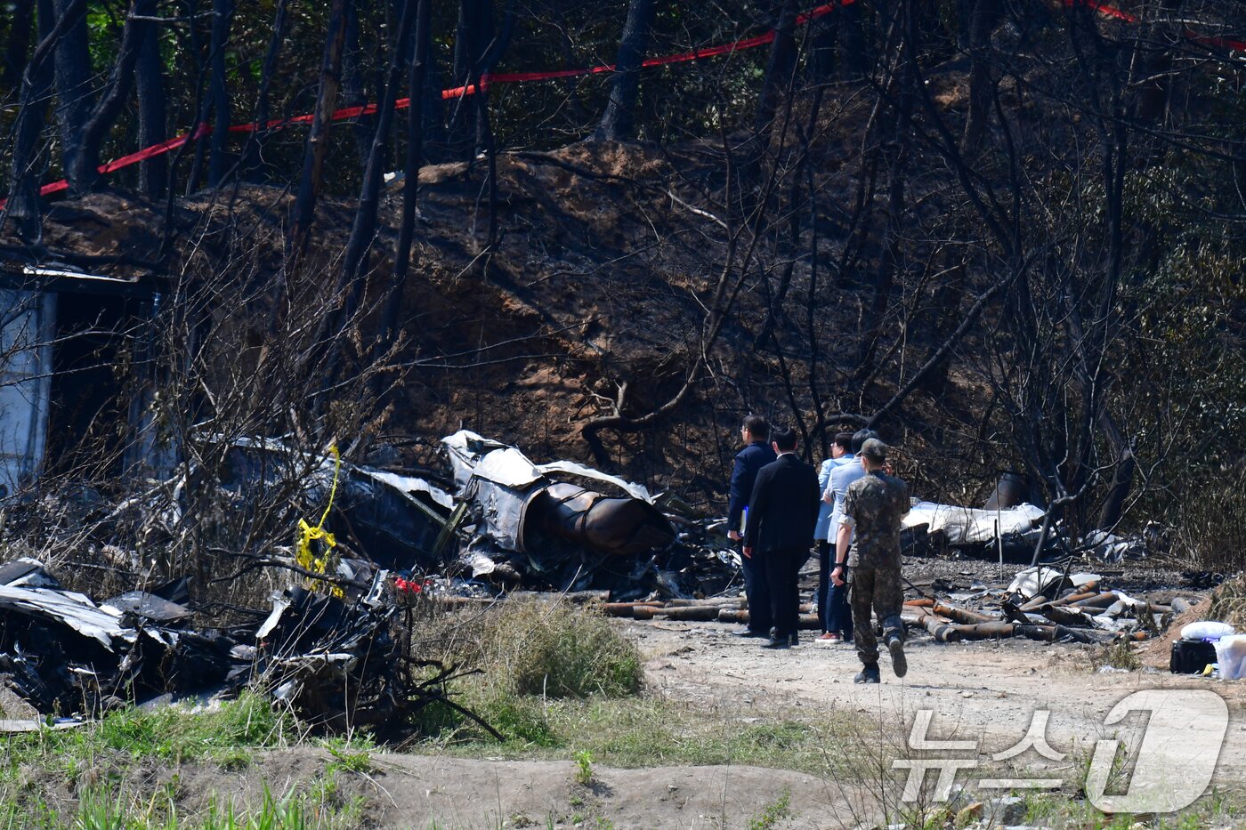 본문 이미지 - 해군 해상초계기 추락 사고 사흘째인 31일 오전 경북 포항시 남구 동해면 추락 현장에서 군 관계자들이 현장 조사를 진행하고 있다. 2025.5.31/뉴스1 ⓒ News1 최창호 기자