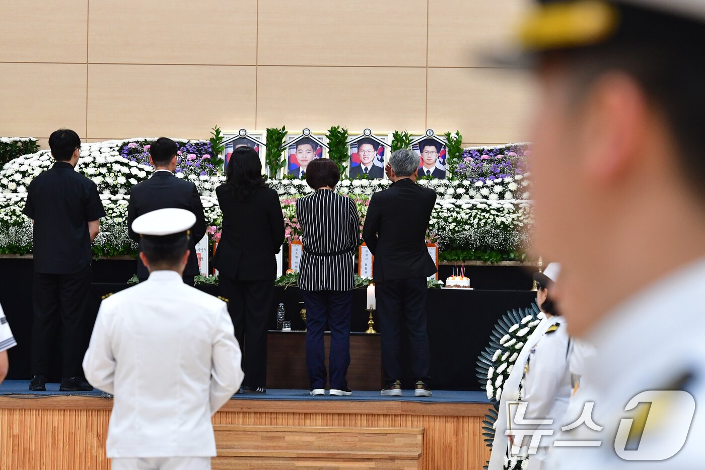 본문 이미지 - 31일 오전 경북 포항시 남구 해군항공사령부 내 금익관에 마련된 해상초계기 추락 순직자 합동분향소에서 시민들이 조문하고 있다. 2025.5.31/뉴스1 ⓒ News1 최창호 기자