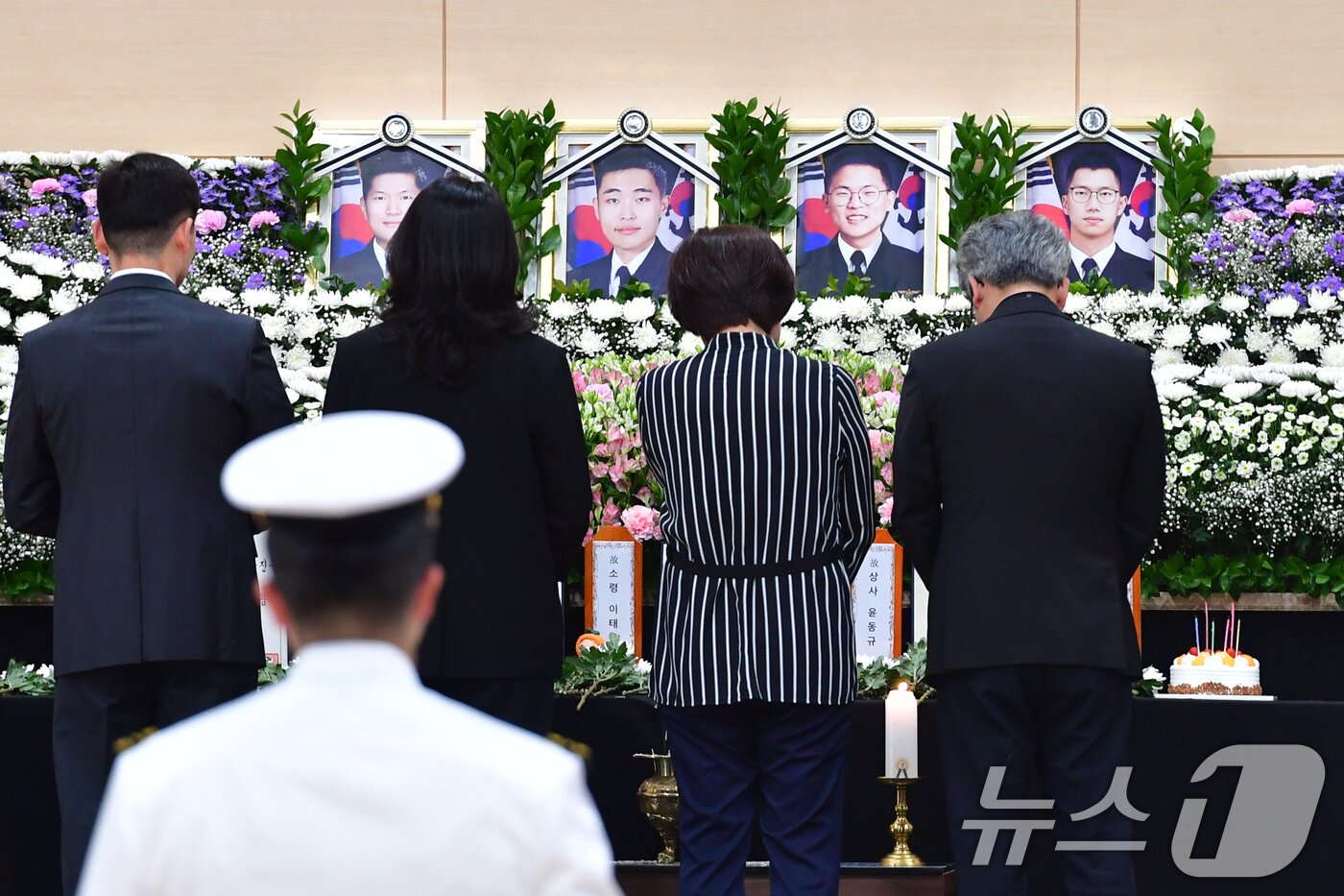 본문 이미지 - 31일 오전 경북 포항시 남구 해군항공사령부 내 금익관에 마련된 해상초계기 추락 순직자 합동분향소에서 시민들이 조문하고 있다. 영정 오른쪽에는 고 강신원 상사의 생일 케이크가 놓여져 있다. 2025.5.31/뉴스1 ⓒ News1 최창호 기자