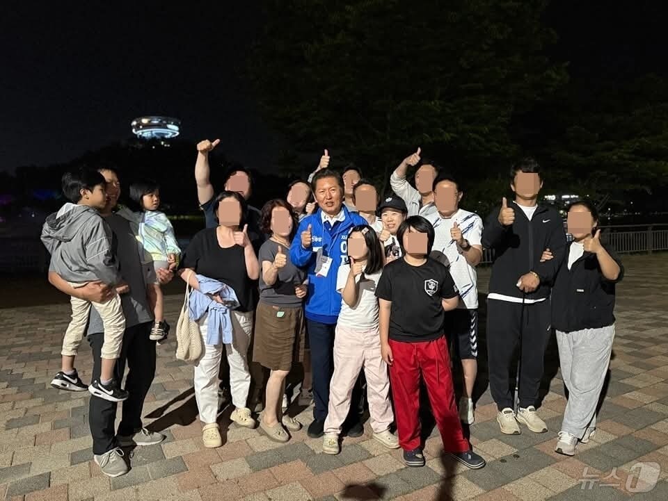 본문 이미지 - 정청래 더불어민주당 의원이 5월 29일 저녁 전남 나주 혁신도시 호수공원에서 모여든 시민들과 사진을 찍고 있다.(정청래 페이스북. 재배포 및 DB 금지)