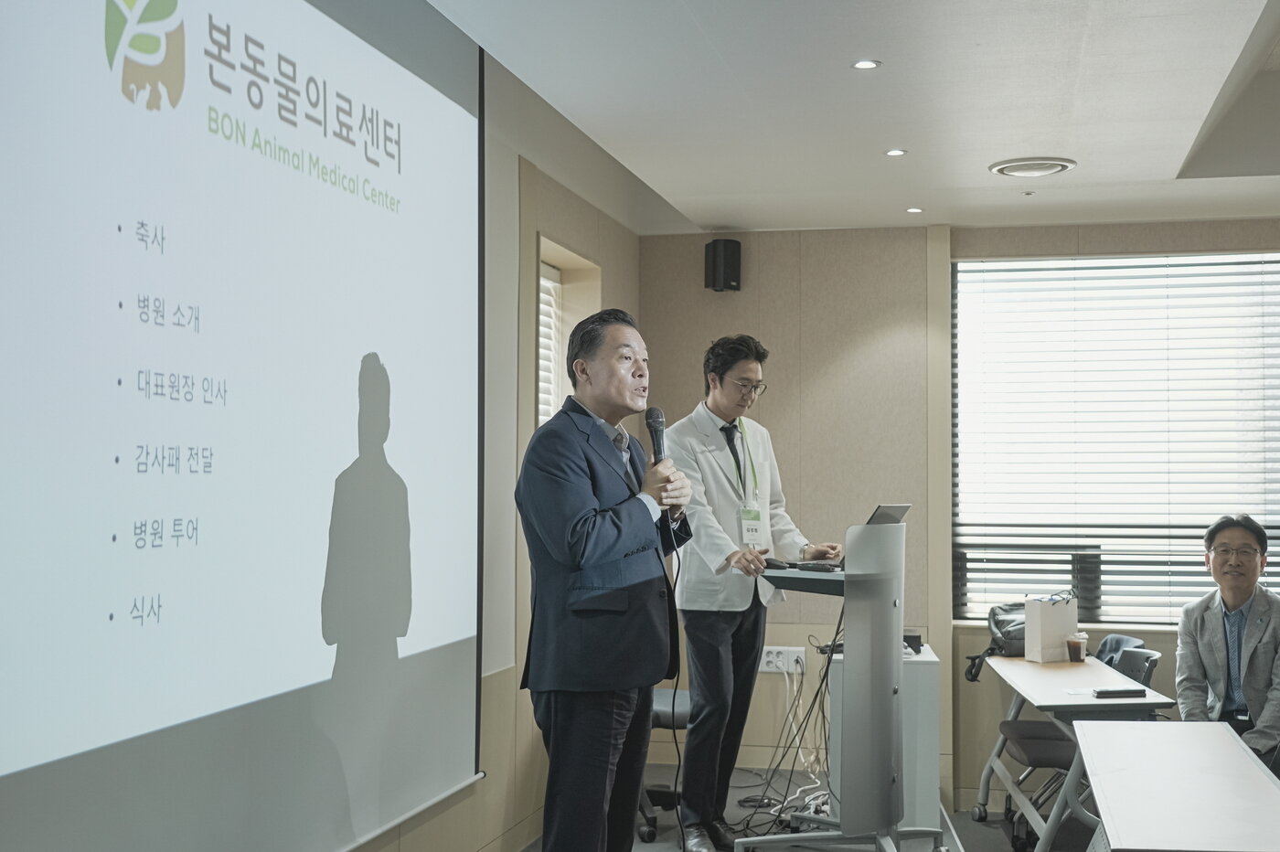 본문 이미지 - 이재준 수원시장이 본동물의료센터 확장 이전 개원식에 참여해 축사를 전하고 있다&#40;본동물의료센터 제공&#41;. ⓒ 뉴스1