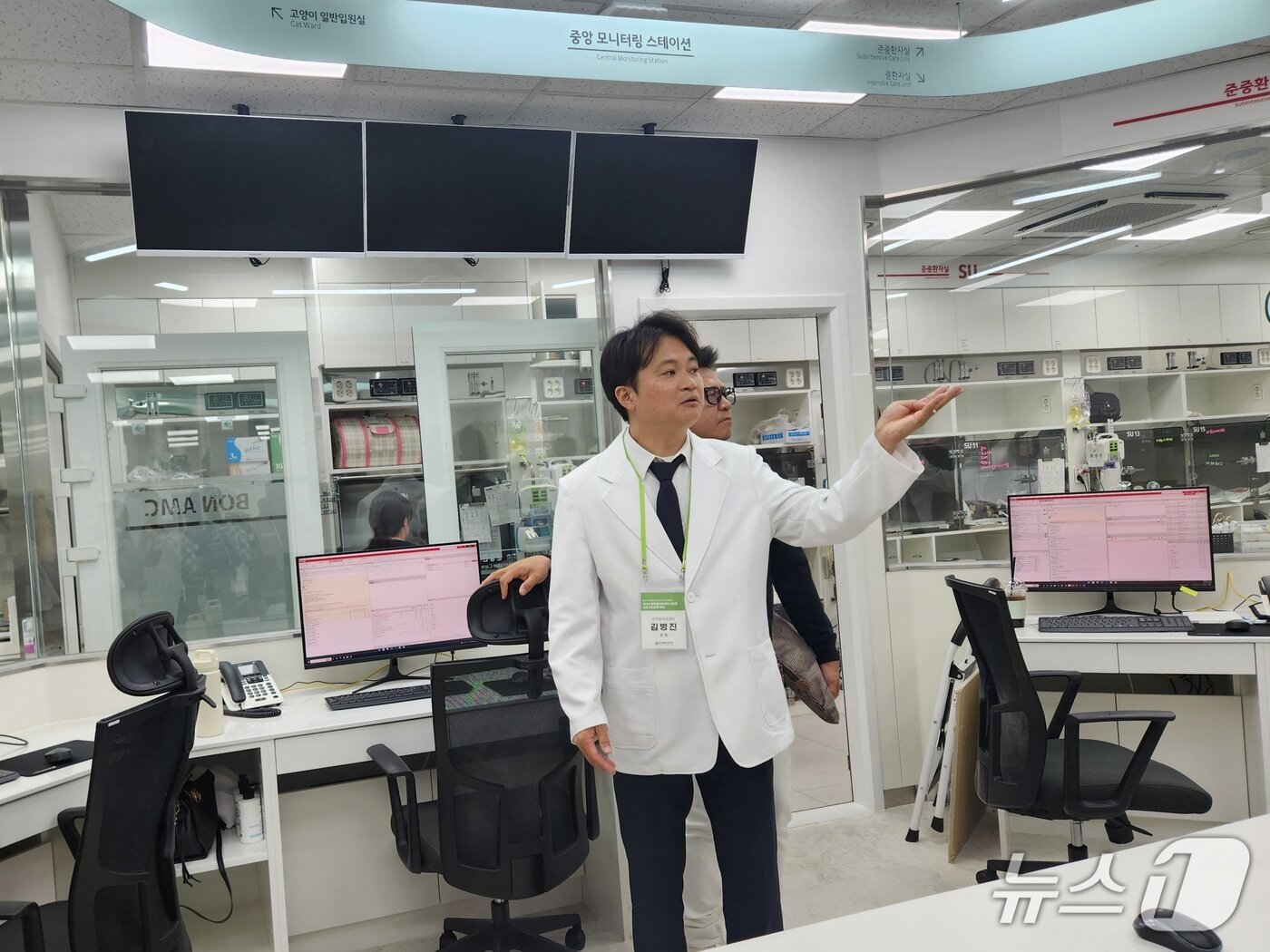본문 이미지 - 김병진 본동물의료센터 원장이 병원 투어를 하며 입원실 중앙 모니터링 설계에 대해 설명하고 있다. ⓒ 뉴스1 한송아 기자