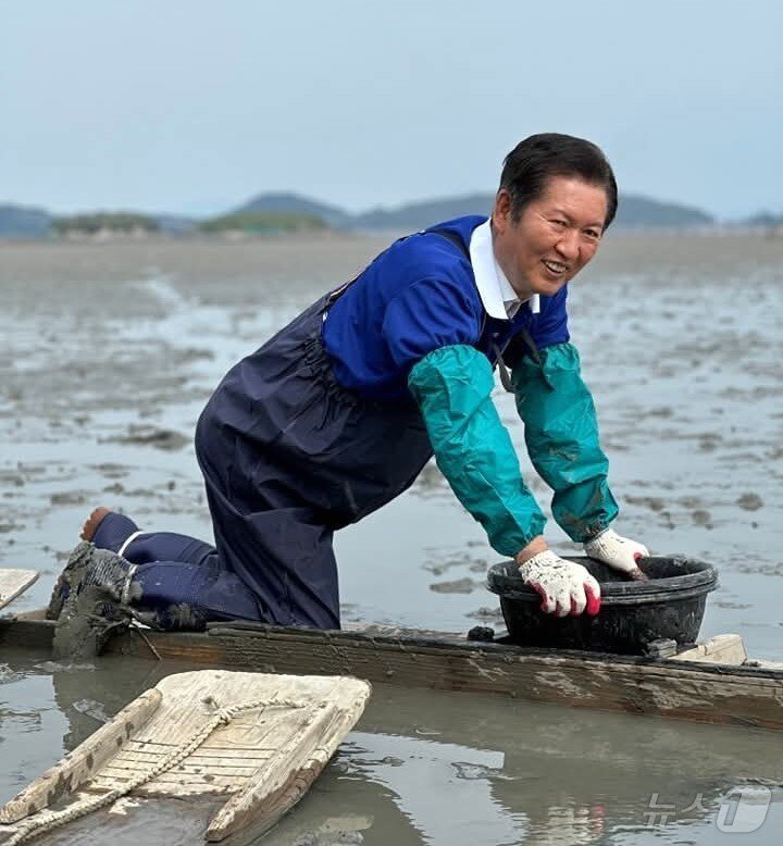 본문 이미지 - 정청래 더불어민주당 의원이 5월 29일 전남 보성에서 뻘밭에서 꼬막을 잡고 있다.(정청래 페이스북. 재배포 및 DB 금지) 2025.5.31/뉴스1