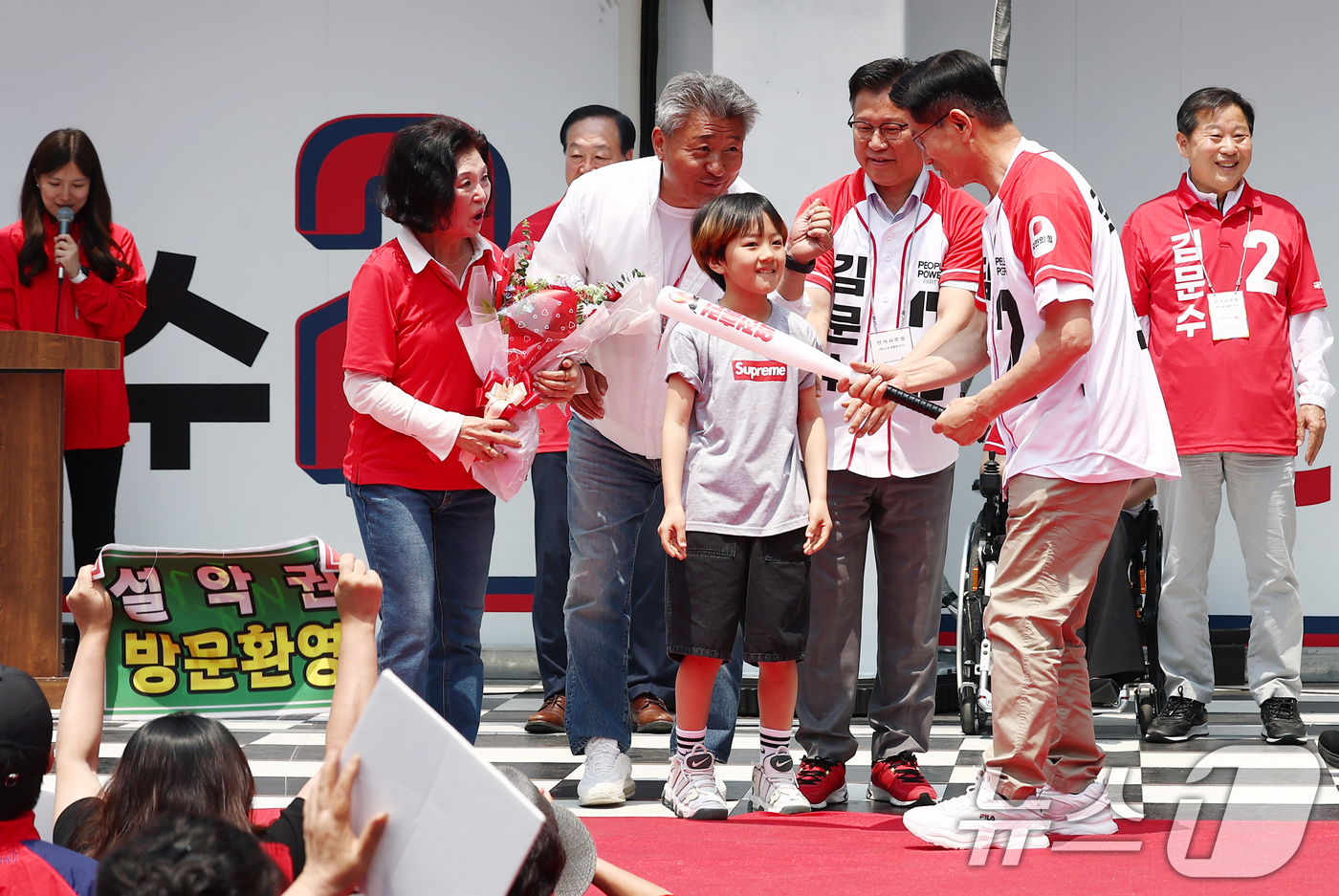 (속초=뉴스1) 김민지 기자 = 김문수 국민의힘 대통령 후보가 31일 강원 속초 관광수산시장에서 열린 속초시·인제군·고성군·양양군 합동유세에서 어린이에게 야구 배트를 선물 받고 있 …