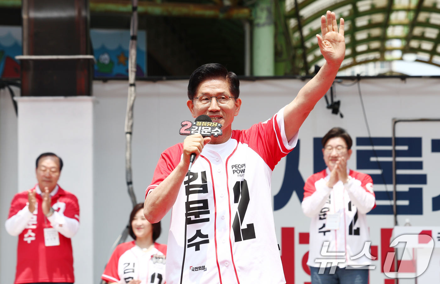 (속초=뉴스1) 김민지 기자 = 김문수 국민의힘 대통령 후보가 31일 강원 속초 관광수산시장에서 속초시·인제군·고성군·양양군 합동유세를 하고 있다. 2025.5.31/뉴스1