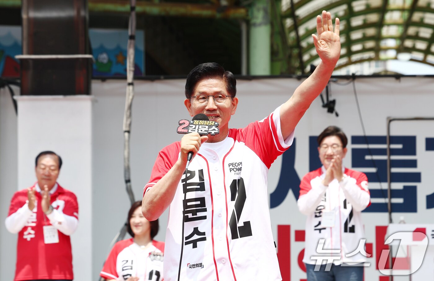 본문 이미지 - 김문수 국민의힘 대통령 후보가 31일 강원 속초 관광수산시장에서 속초시·인제군·고성군·양양군 합동유세를 하고 있다. 2025.5.31/뉴스1 ⓒ News1 김민지 기자
