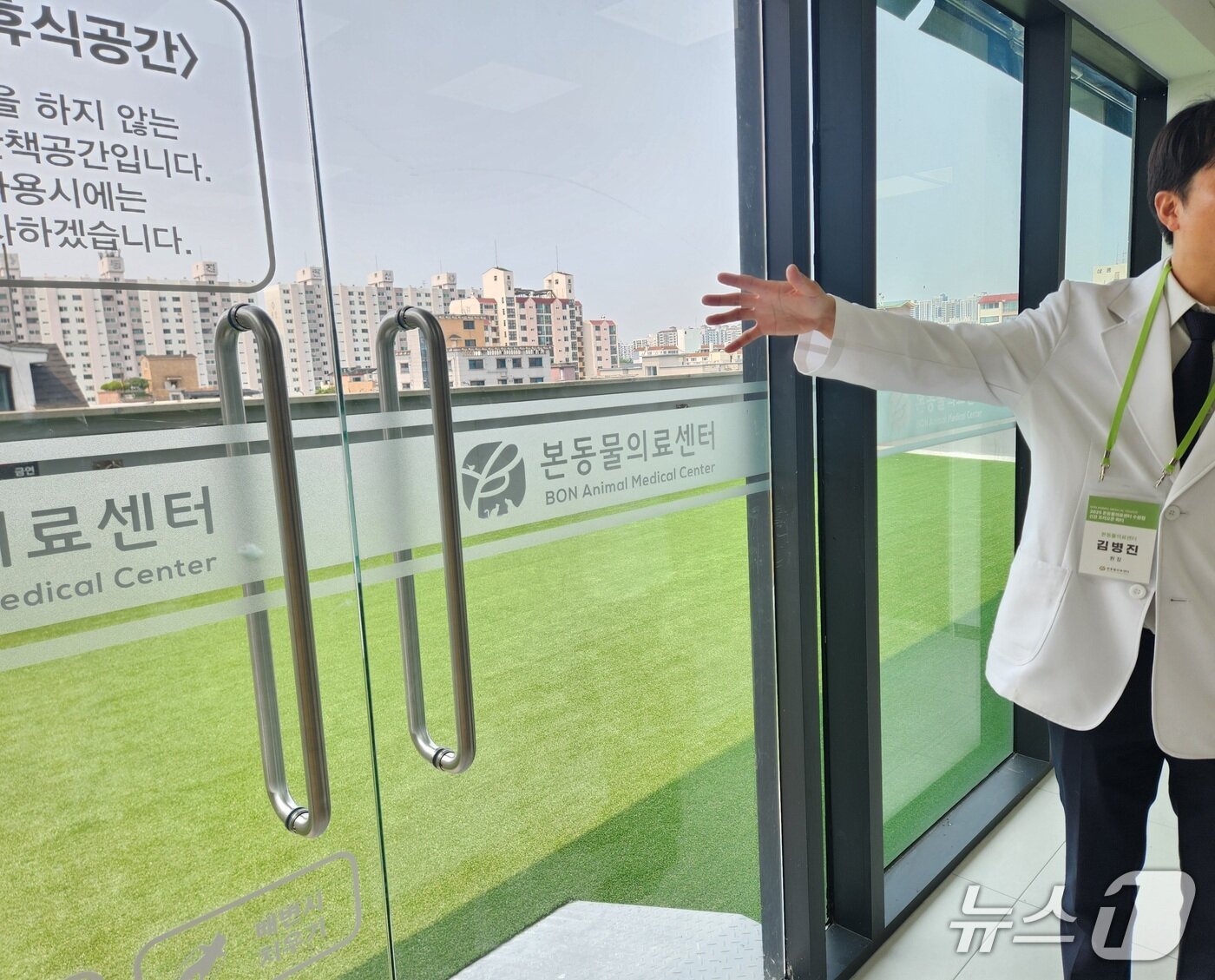 본문 이미지 - 4층에 마련된 휴식 공간인 잔디놀이터 ⓒ 뉴스1 한송아 기자