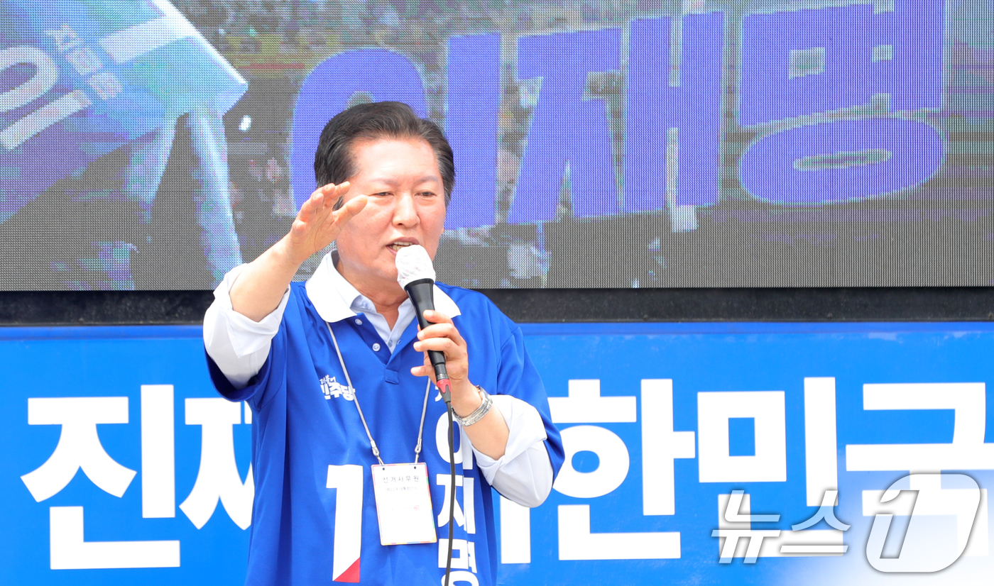 (전주=뉴스1) 유경석 기자 = 정청래 더불어민주당 골목골목 선대위원장이 31일 전북 전주시 풍남문광장에서 유세 차량에 올라 이재명 후보 지지를 호소하고 있다. 2025.5.31/ …