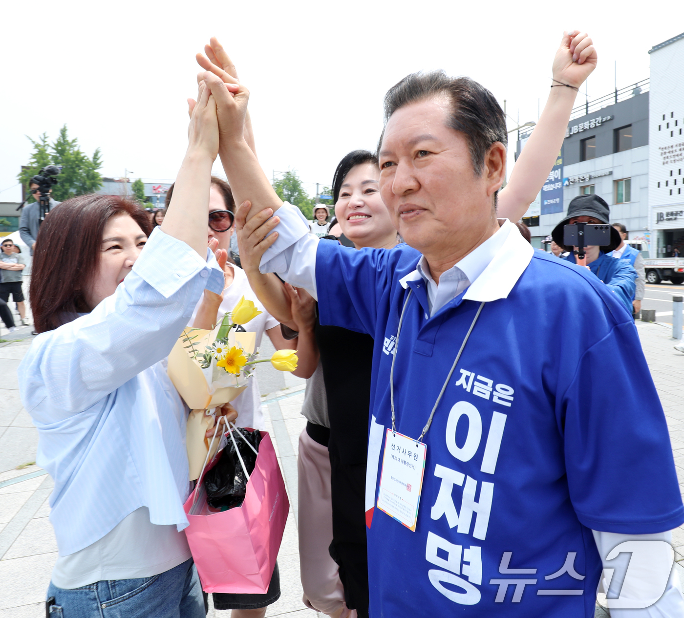 (전주=뉴스1) 유경석 기자 = 정청래 더불어민주당 골목골목 선대위원장이 31일 전북 전주시 풍남문광장에서 시민들과 인사를 나누고 있다. 2025.5.31/뉴스1