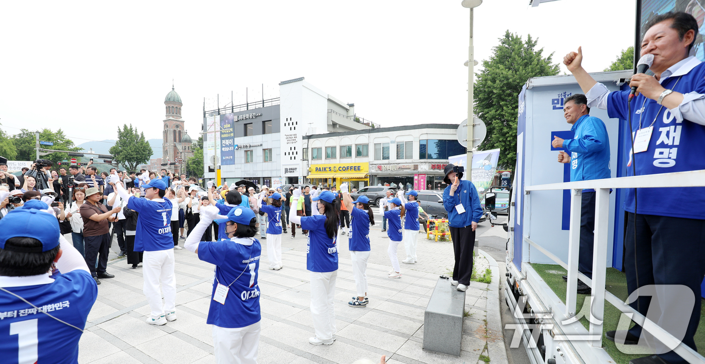 (전주=뉴스1) 유경석 기자 = 정청래 더불어민주당 골목골목 선대위원장이 31일 전북 전주시 풍남문광장에서 유세 차량에 올라 이재명 후보 지지를 호소하고 있다. 2025.5.31/ …