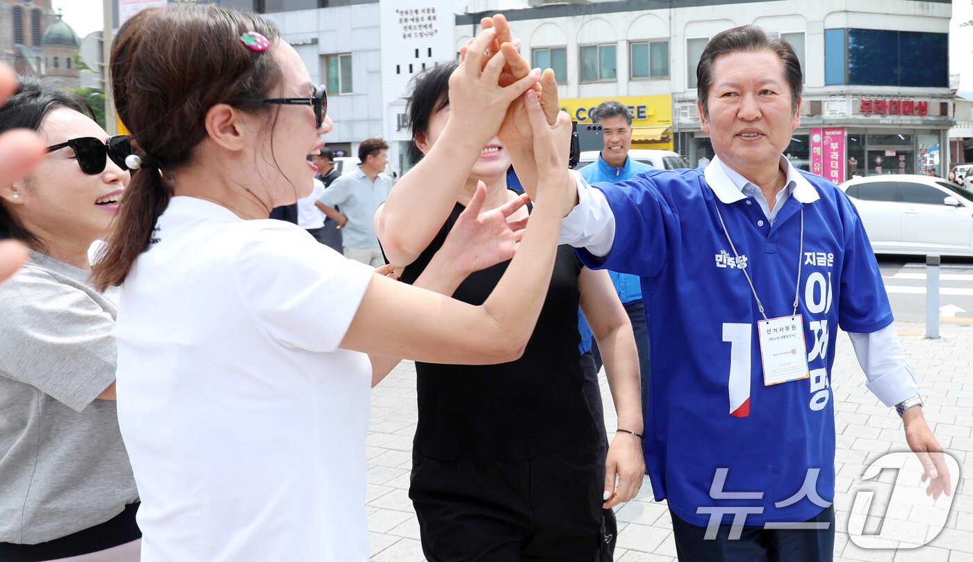 본문 이미지 - 정청래 더불어민주당 골목골목 선대위원장이 31일 전북 전주시 풍남문광장에서 시민들과 인사를 나누고 있다. 2025.5.31/뉴스1 ⓒ News1 유경석 기자