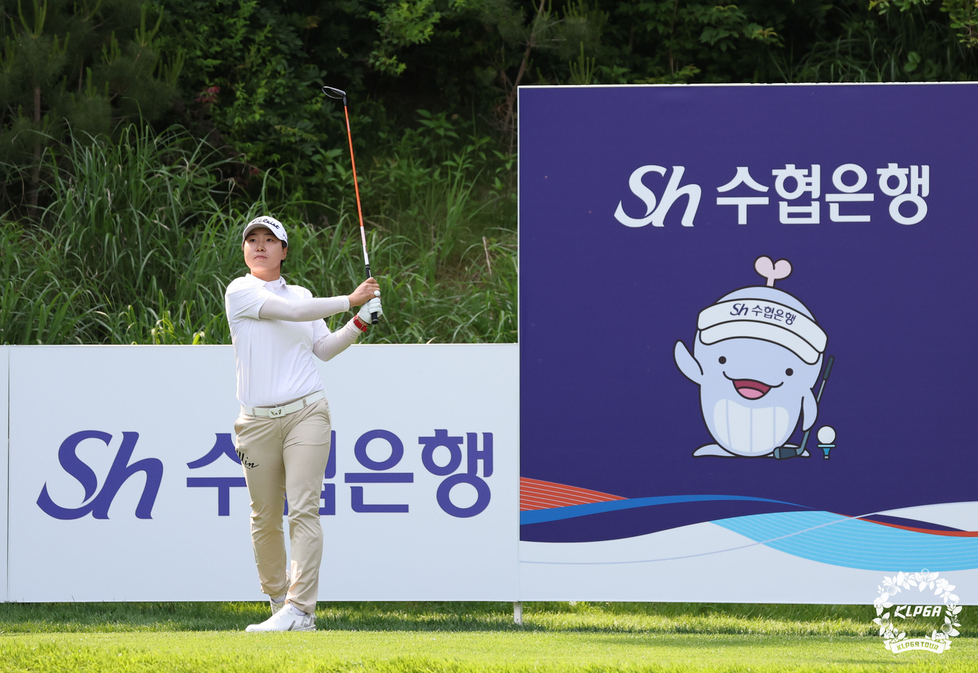 (서울=뉴스1) = 김지수가 31일 경기 양평 더스타휴 골프앤리조트에서 열린 'Sh수협은행 MBN 여자오픈' 2라운드 15번홀에서 티샷을 하고 있다. (KLPGA 제공. 재판매 및 …