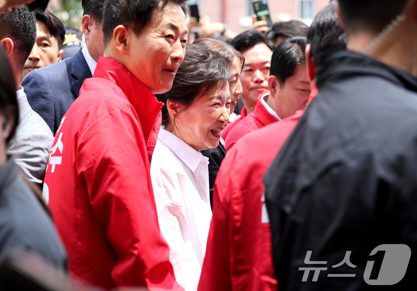 (대구=뉴스1) 공정식 기자 = 박근혜 전 대통령이 31일 오후 대구 중구 서문시장을 찾아 구름 인파 속을 지나며 시민들과 인사하고 있다. 2025.5.31/뉴스1