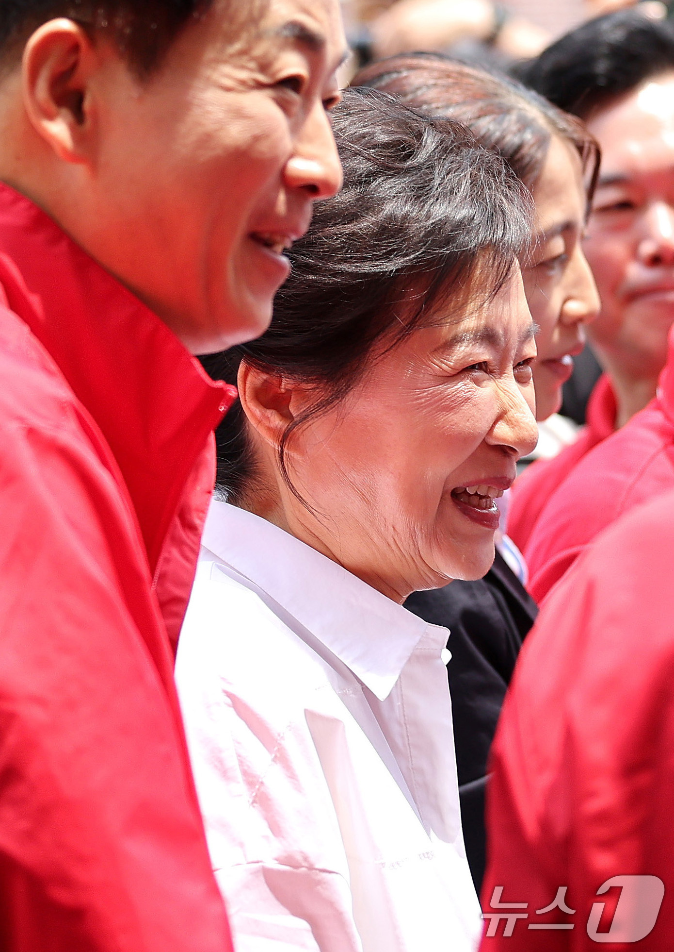 (대구=뉴스1) 공정식 기자 = 박근혜 전 대통령이 31일 오후 대구 중구 서문시장을 찾아 구름 인파 속을 지나며 시민들과 인사하고 있다. 2025.5.31/뉴스1