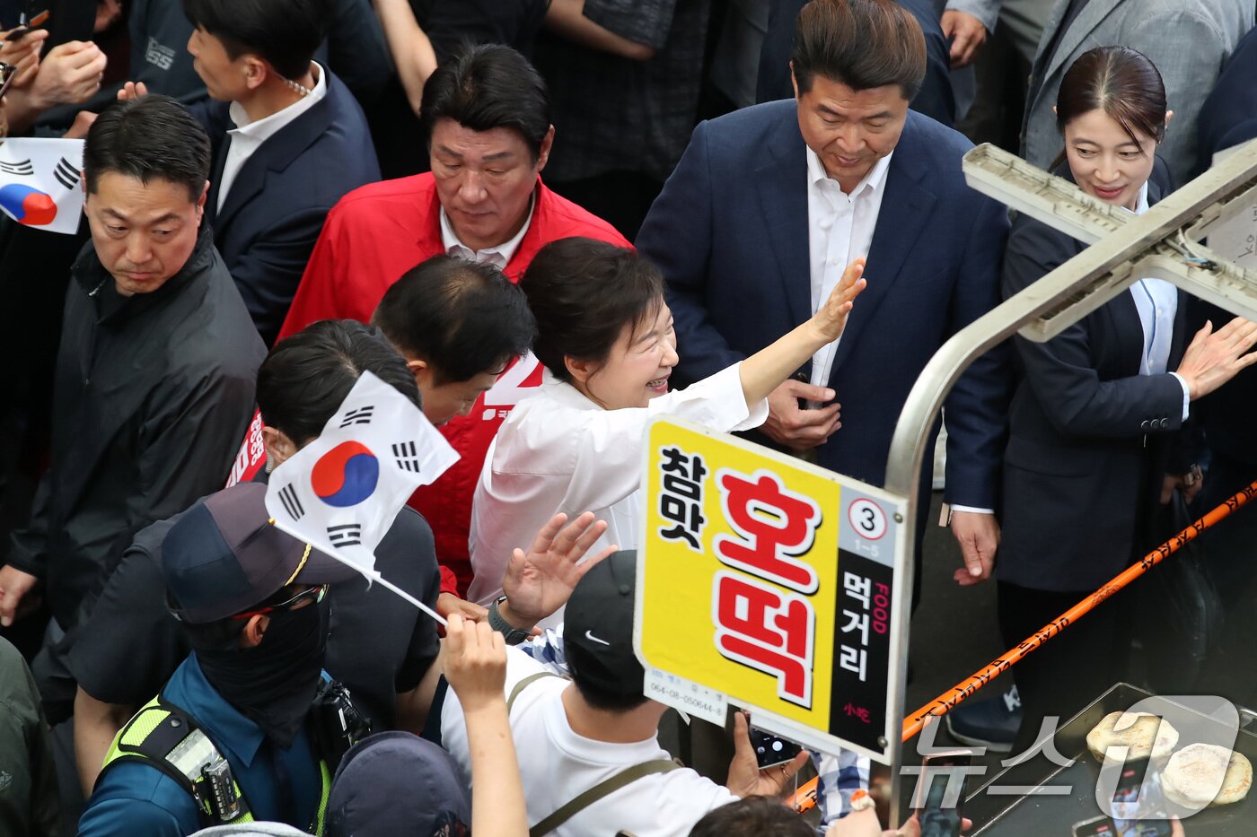 본문 이미지 - 박근혜 전 대통령이 31일 오후 대구 중구 서문시장을 찾아 구름 인파 속을 지나며 시민들과 인사하고 있다. 2025.5.31/뉴스1 ⓒ News1 공정식 기자