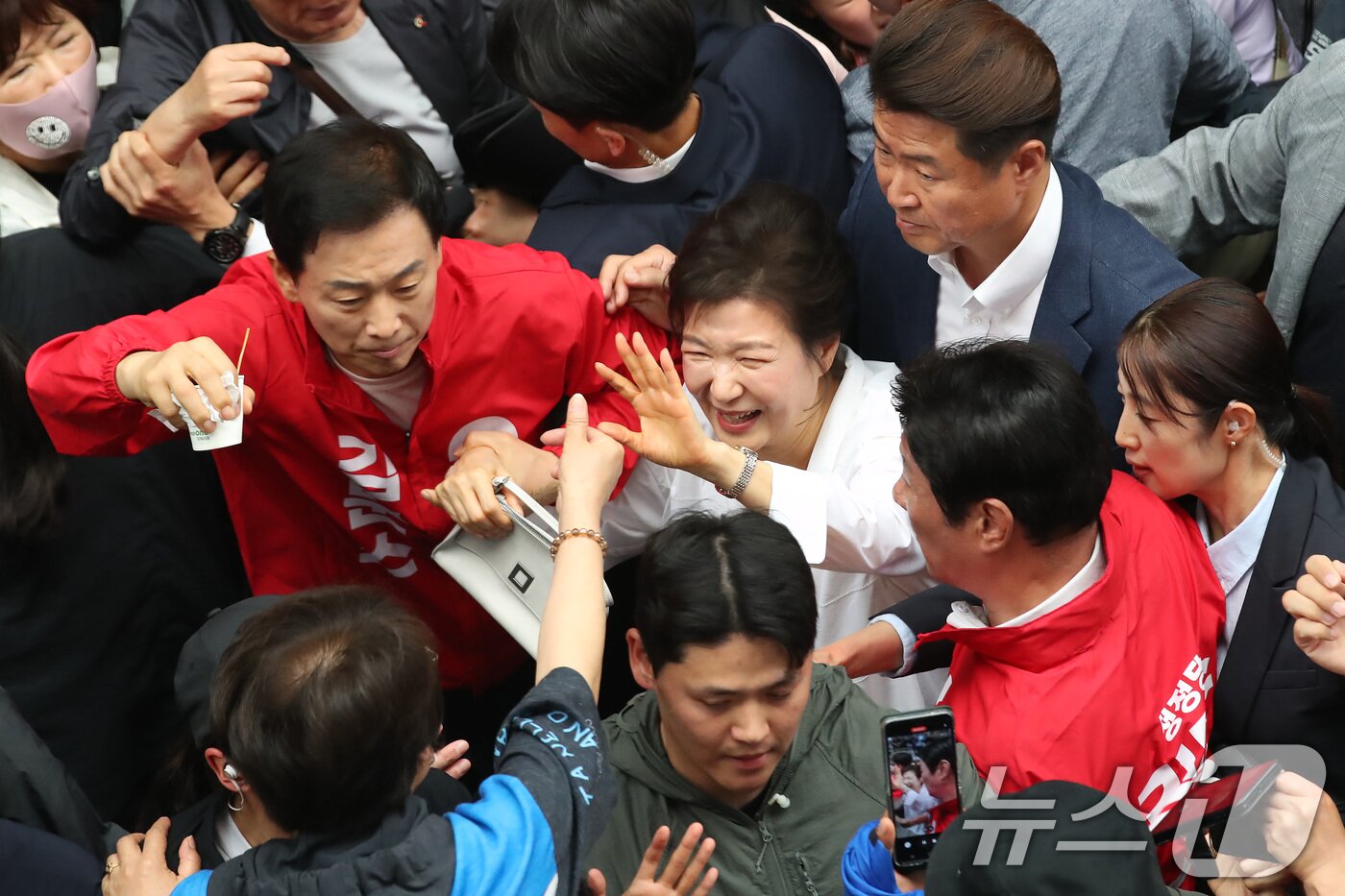 본문 이미지 - 박근혜 전 대통령이 31일 오후 대구 중구 서문시장을 찾아 구름 인파 속을 지나며 시민들과 인사하고 있다. 2025.5.31/뉴스1 ⓒ News1 공정식 기자