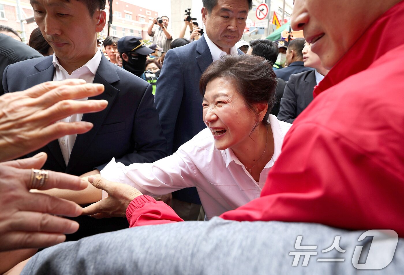 본문 이미지 - 박근혜 전 대통령이 31일 오후 대구 중구 서문시장을 찾아 구름 인파 속을 지나며 시민들과 인사하고 있다. 2025.5.31/뉴스1 ⓒ News1 공정식 기자